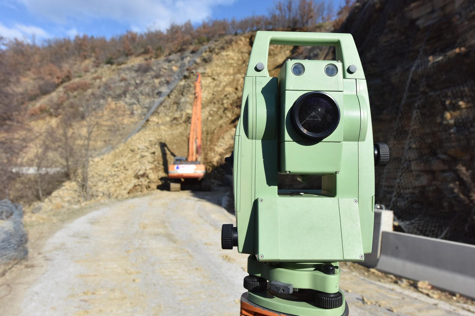 Radljevac: Teka mehanizacija zapo?ela je s uklanjanjem odrona na cesti Knin - Plavno