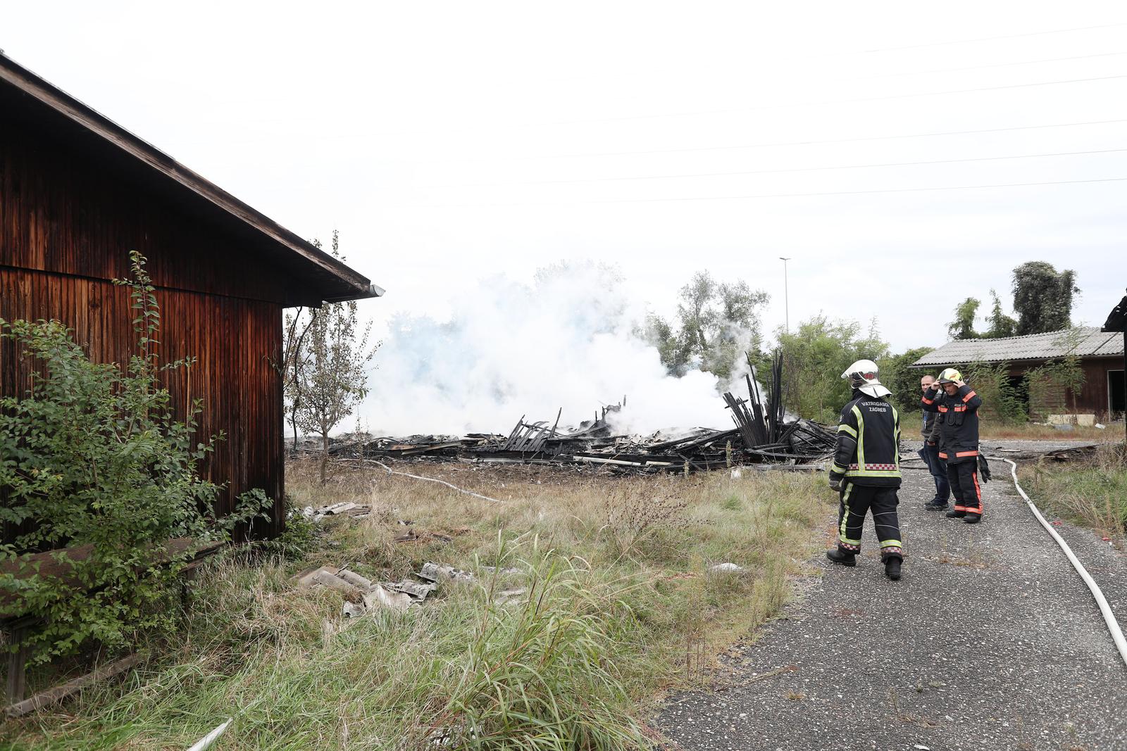 Zagreb: Planula baraka kod motela Plitvice, gašenje u tijeku