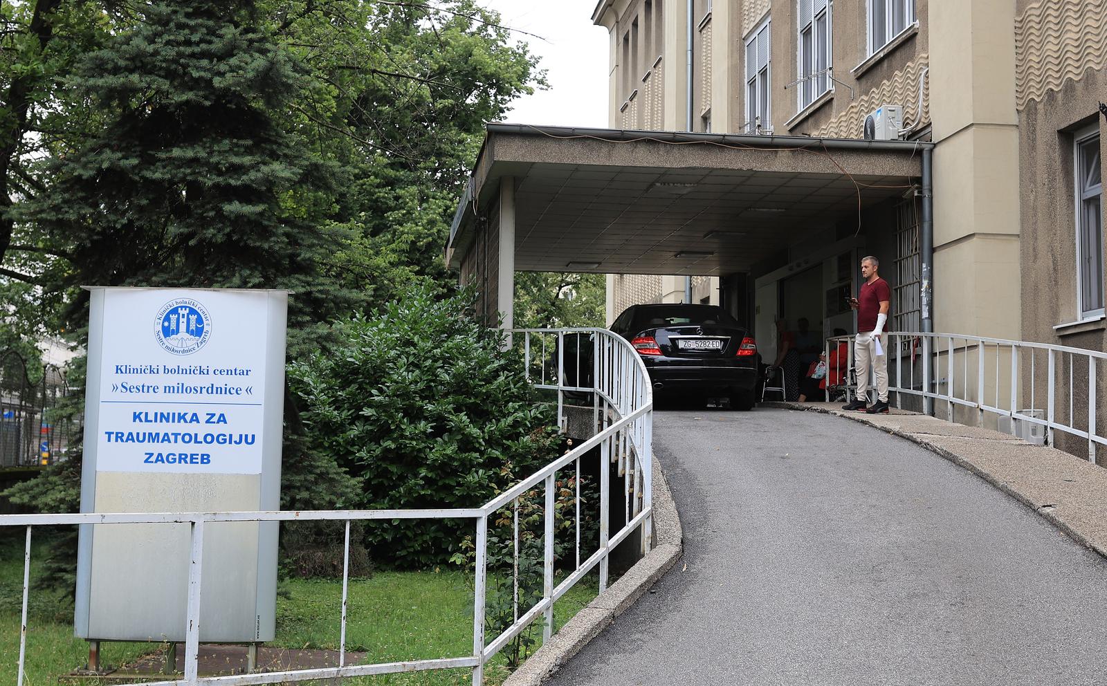 Izjavu za medije o zdravstvenom stanju muškarca koji se zapalio na Markovom trgu dali su predstavnici Klinike za traumatologiju