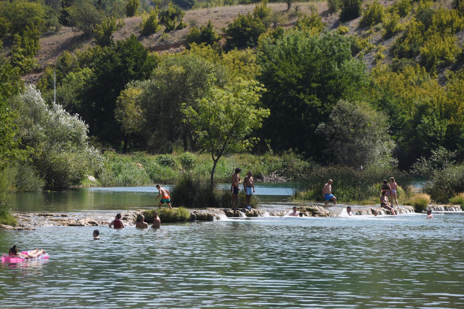 Ljetna idila na rijeci Zrmanji uoči najavljene promjene vremena