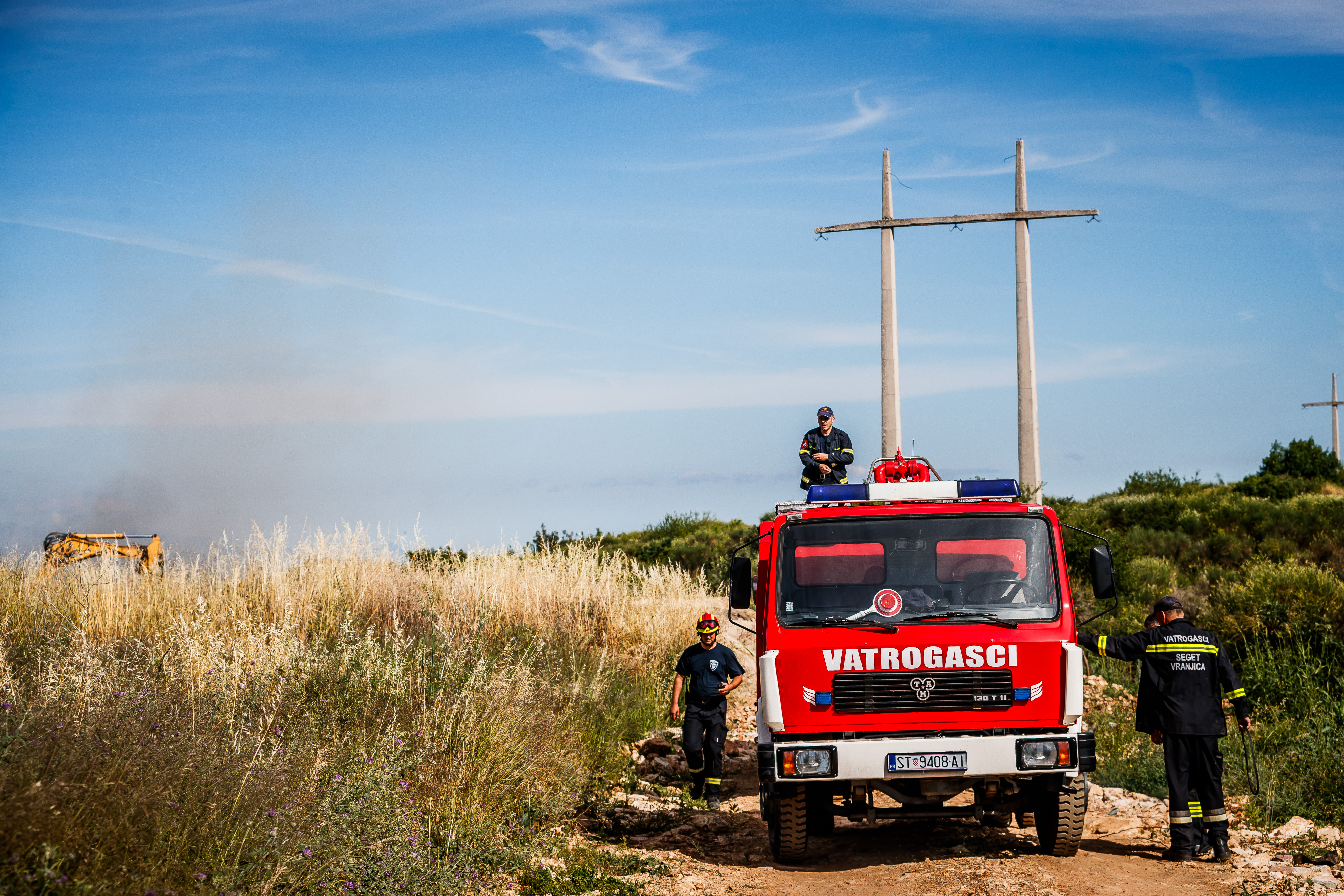 U poslijepodnevnim satima na nepristupačnom terenu iznad Segeta buknuo je požar