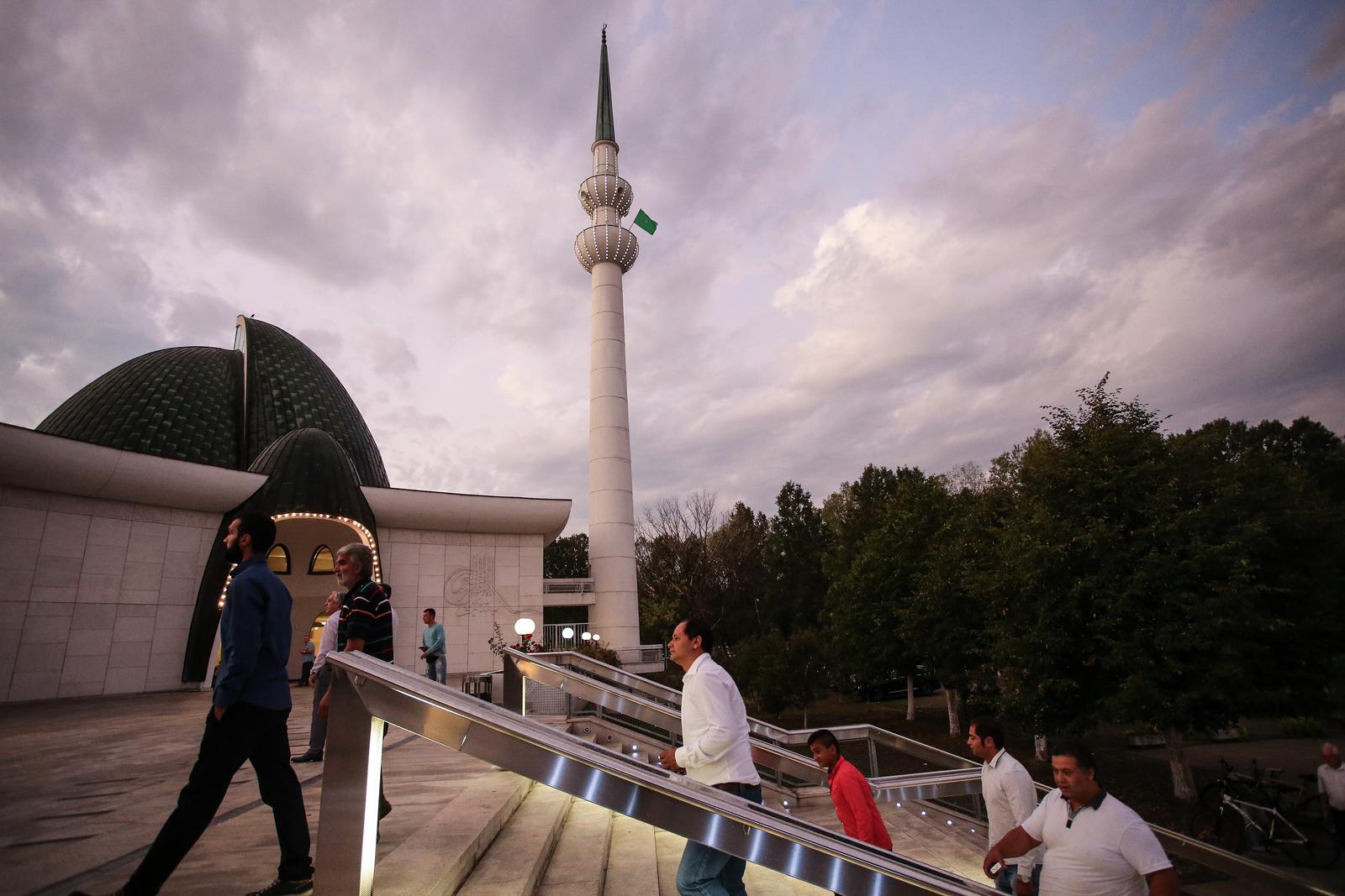 Zagreb: Muslimani slave Kurban-bajram, izlazak sunca do?ekali u damiji klanjaju?i Bajram-namaz