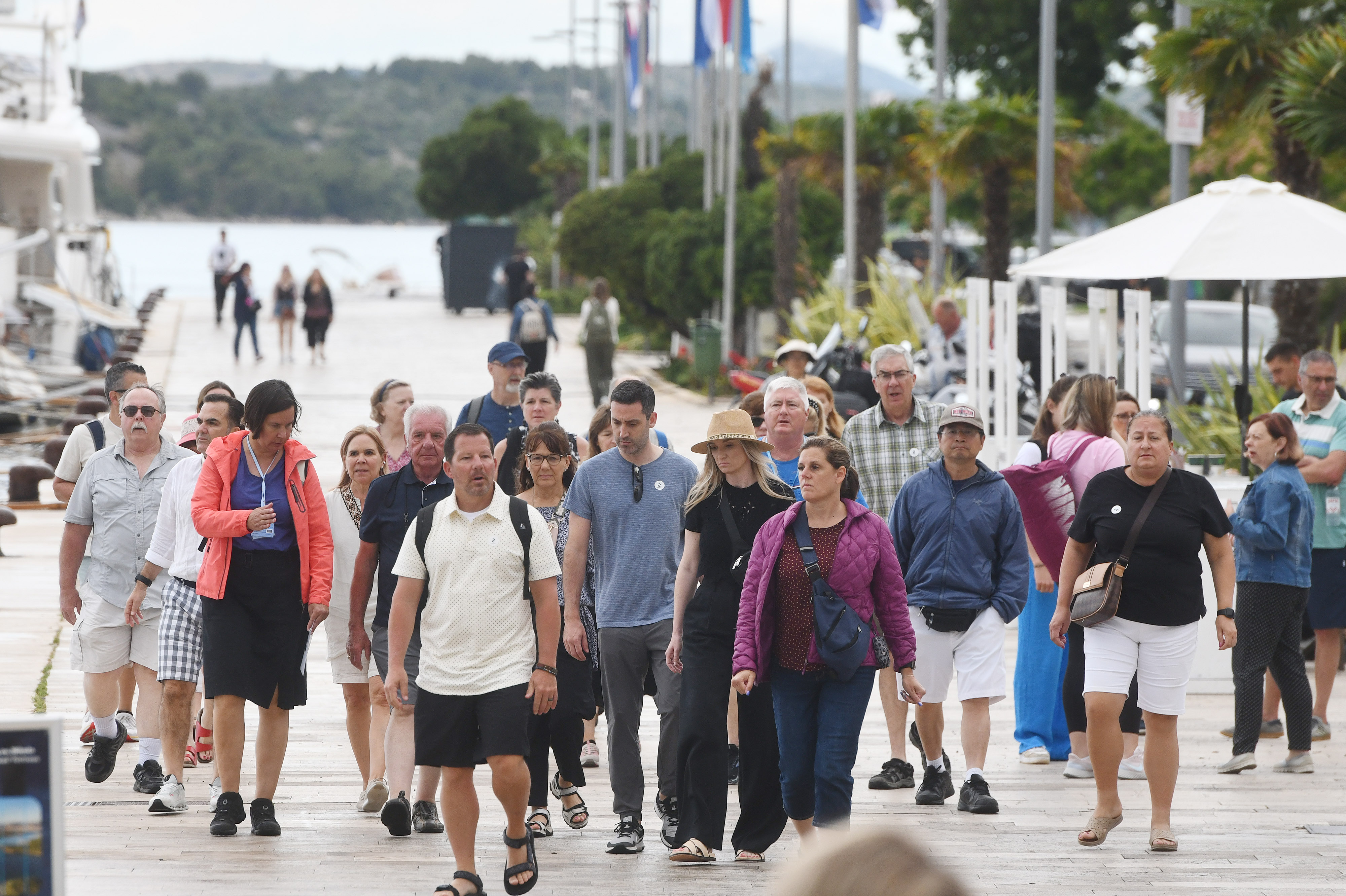 Sibenik: Veliki broj stranih turista u jutarnjoj setnji gradom