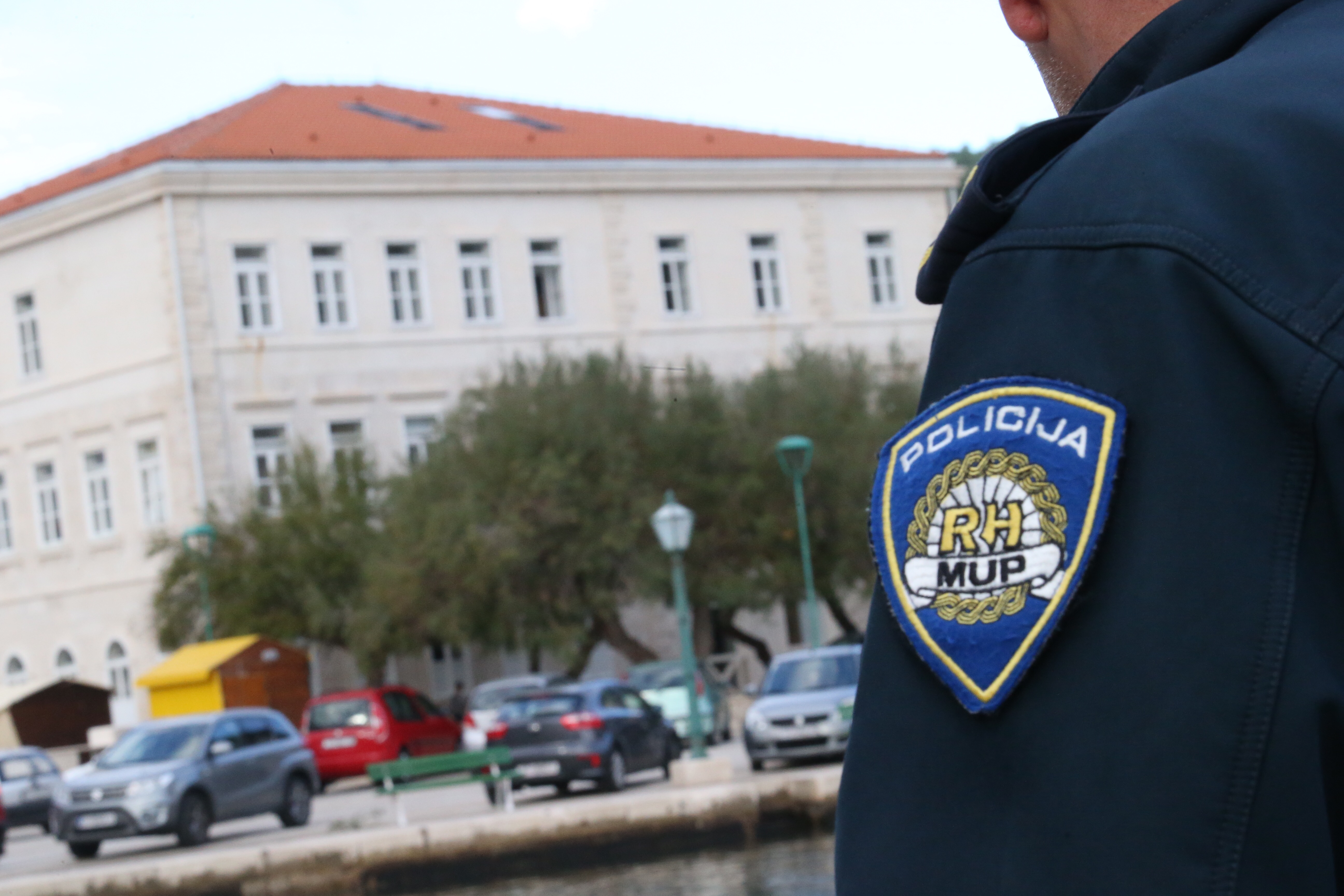 Ilustracija policije u Pučišćima na otoku Braču