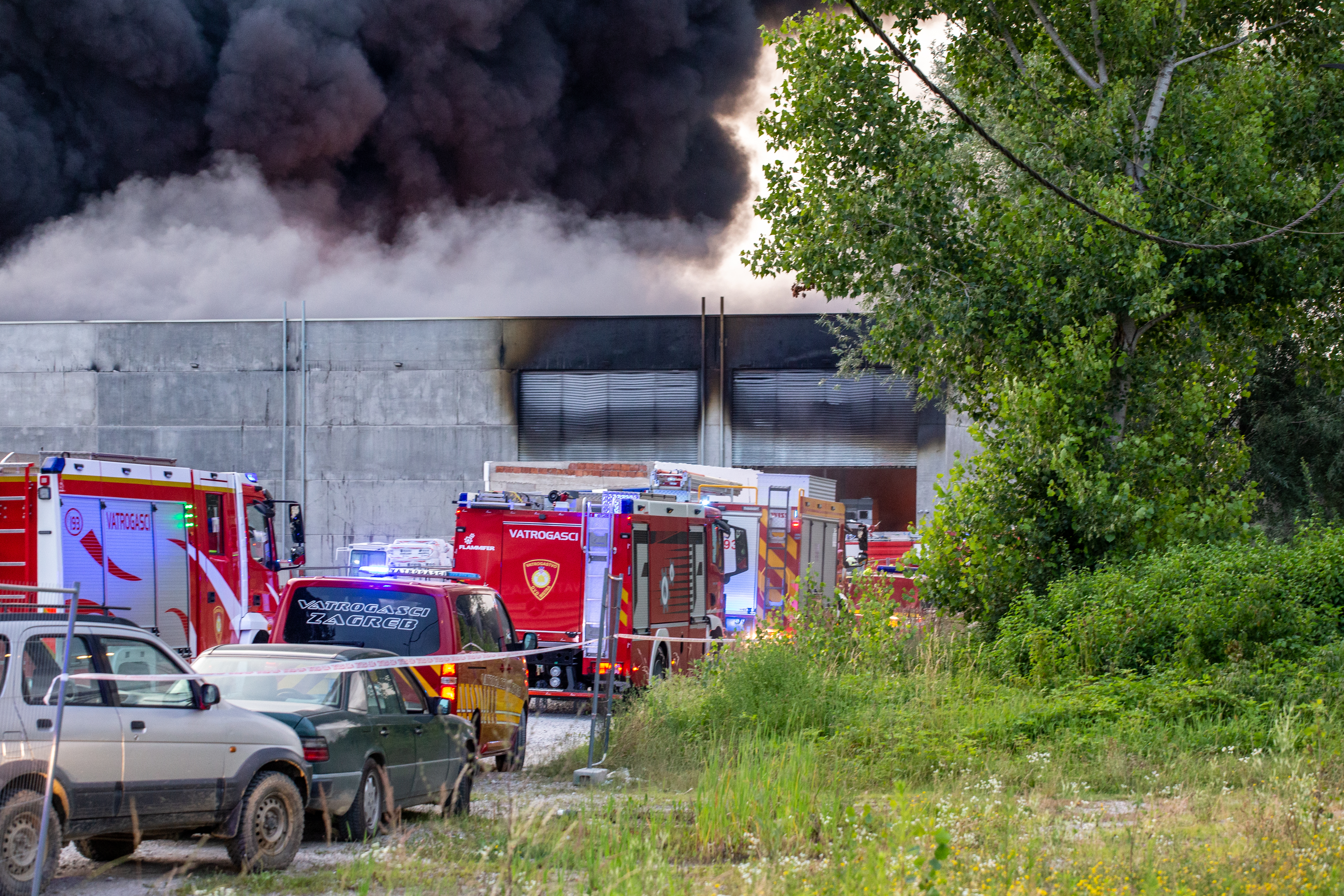 vatrogasci, požar, skladište, vatra,