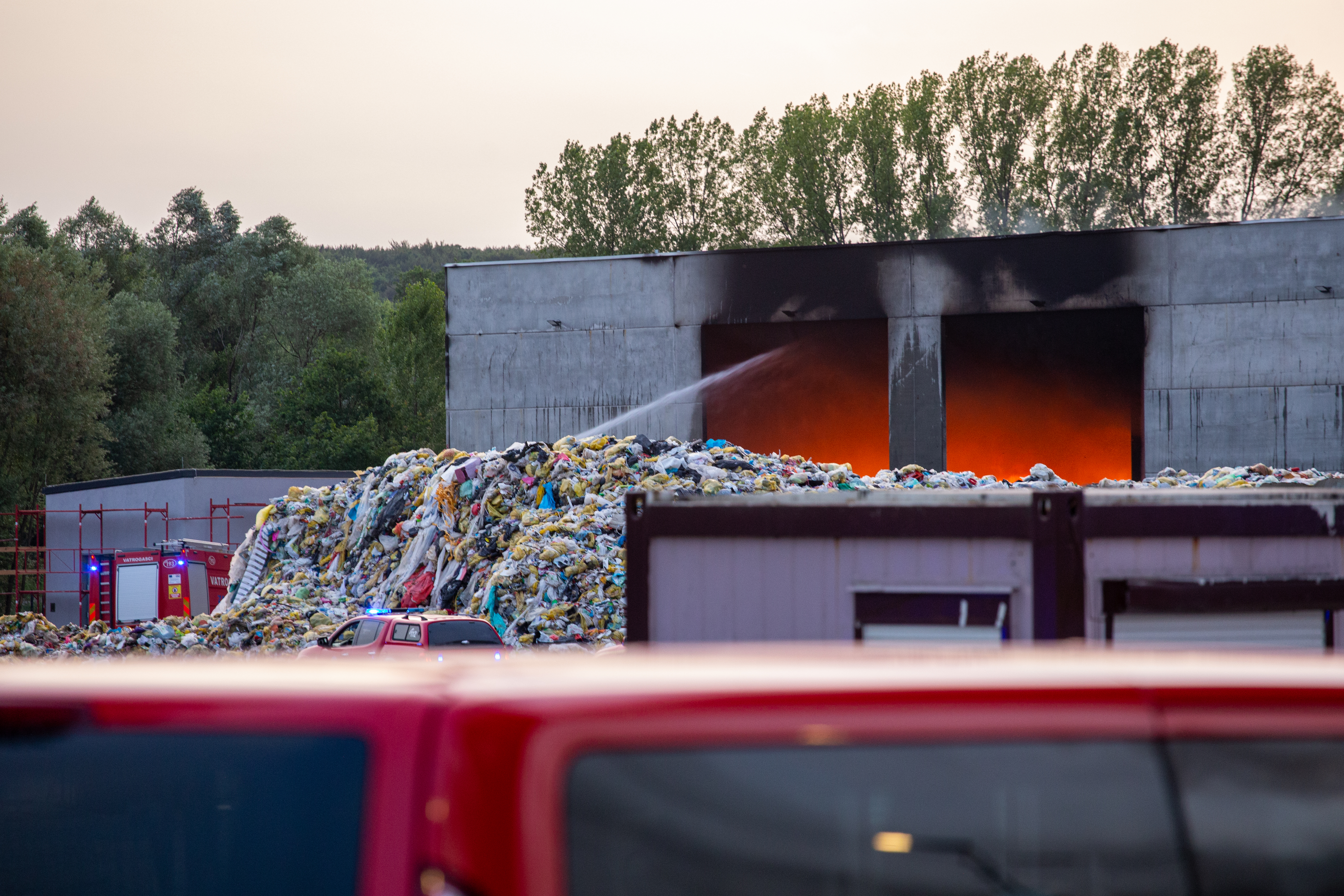požar, vatrogasci, skladište, vatra