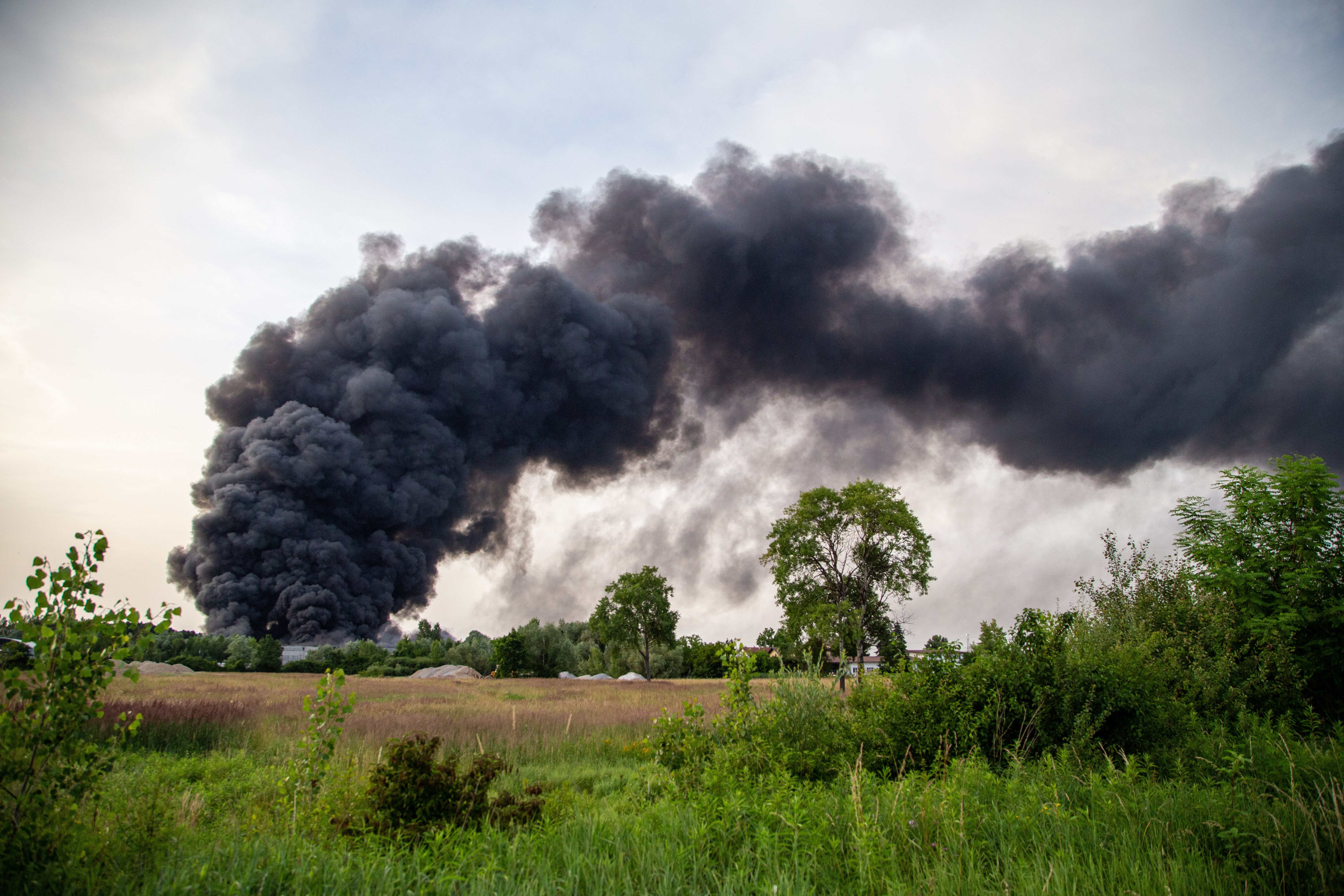 vatrogasci, požar, skladište, vatra,