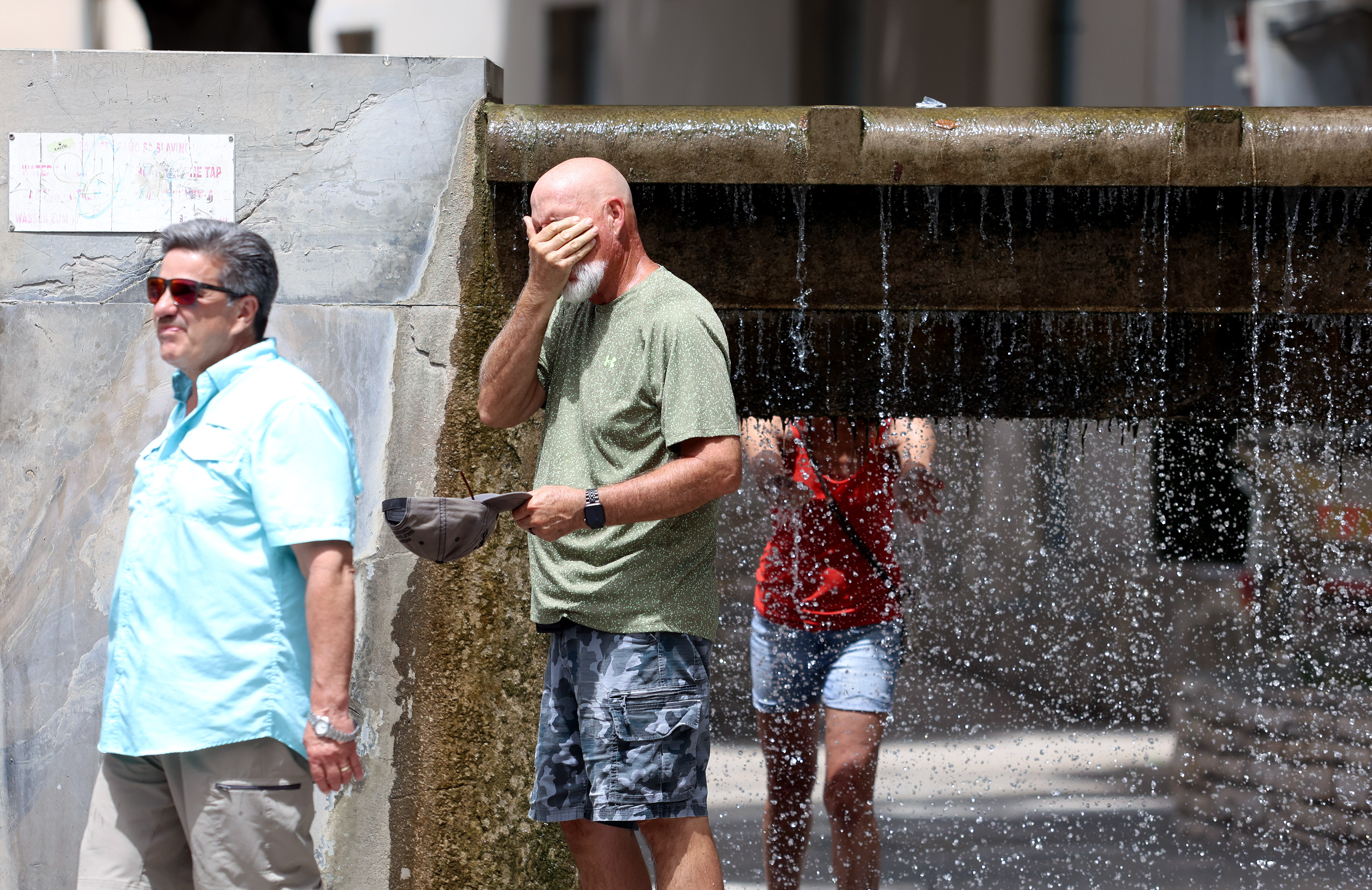 Toplinski val pogodio Split, prolaznici se hlade na razne načine