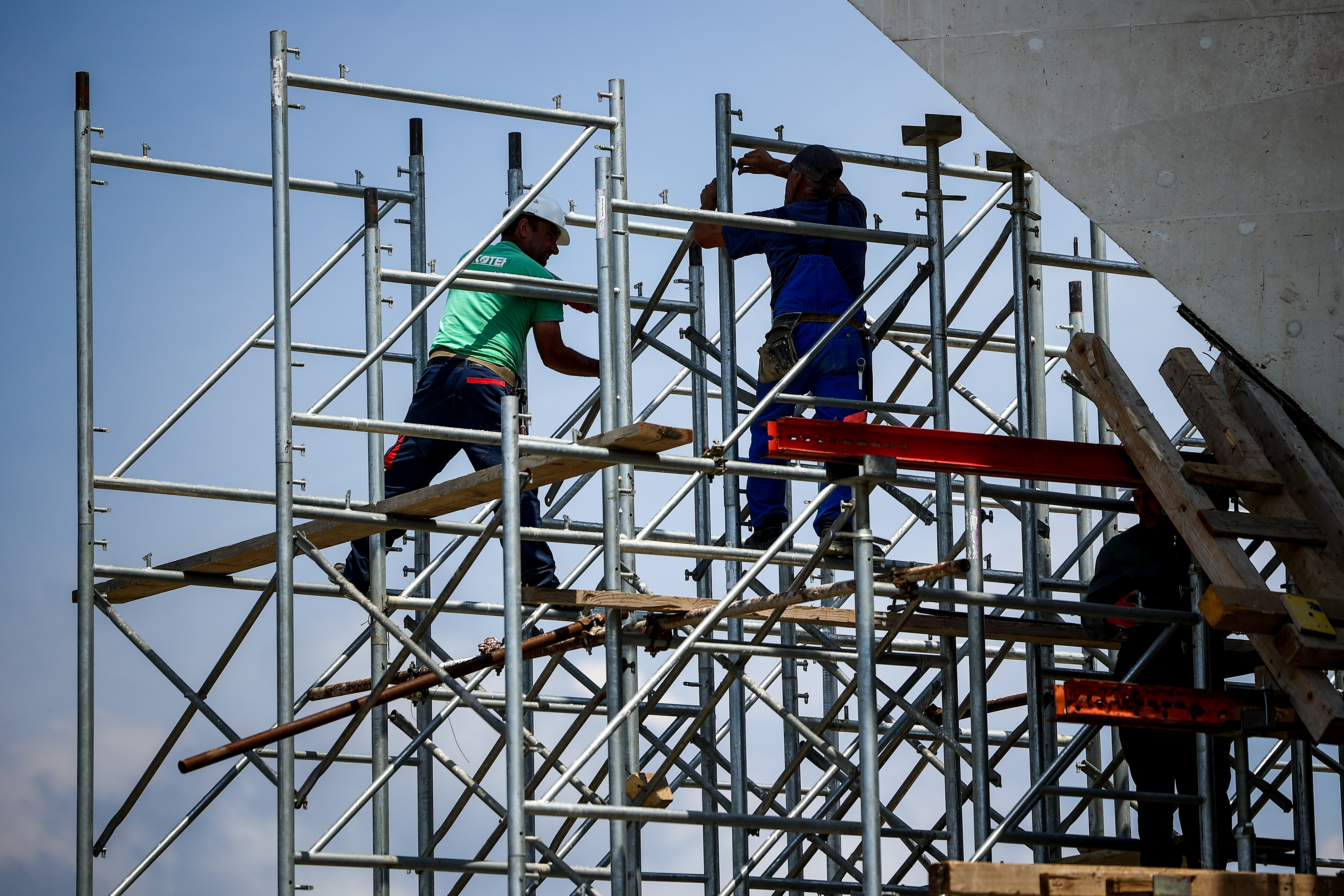 Izgradnja spomenika "Krila slobode" na brdu Zuč iznad Sarajeva