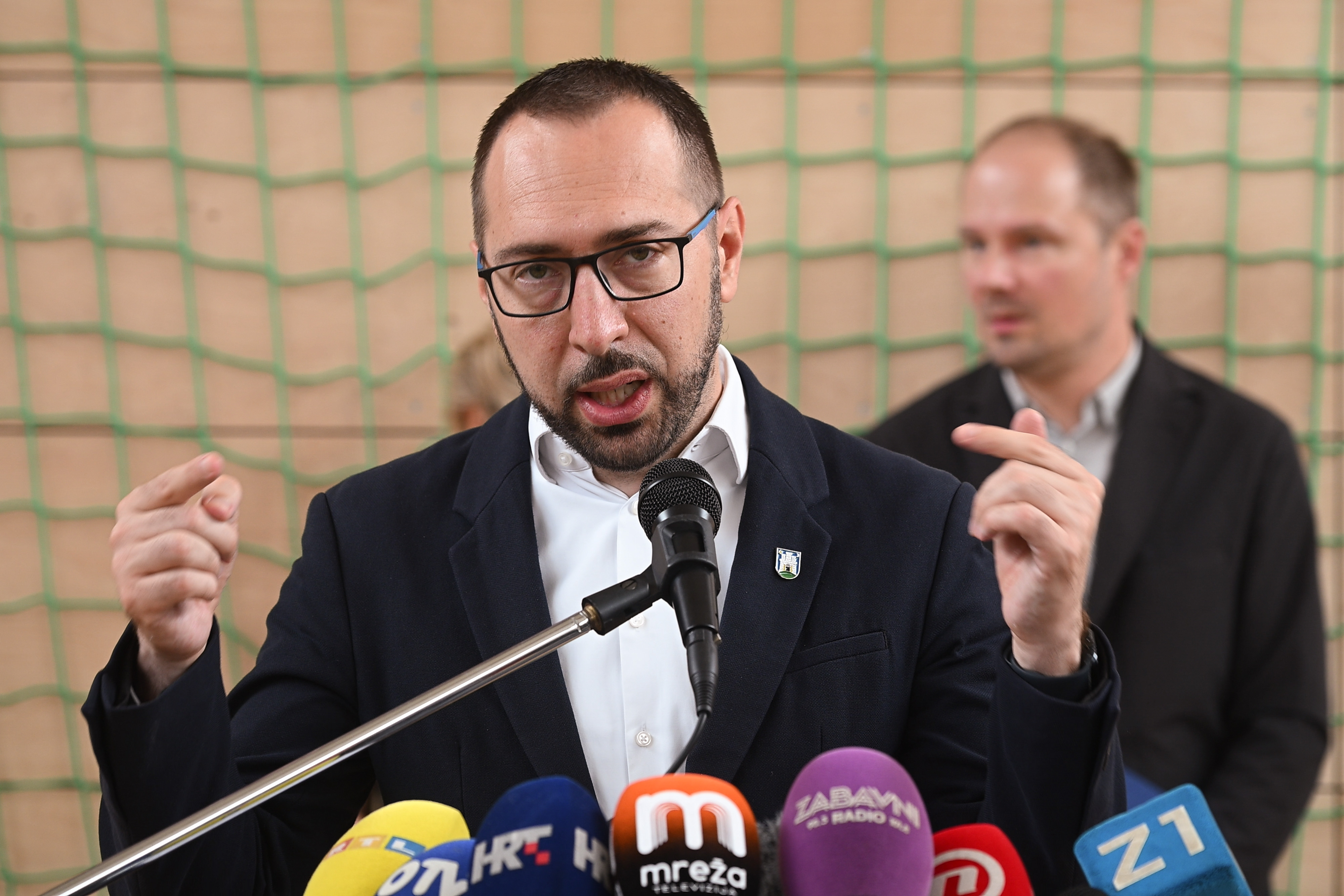 Zagreb: Gradonačelnik Tomašević posjetio je OŠ Otok Zagreb te obišao novouređene sportske dvorane