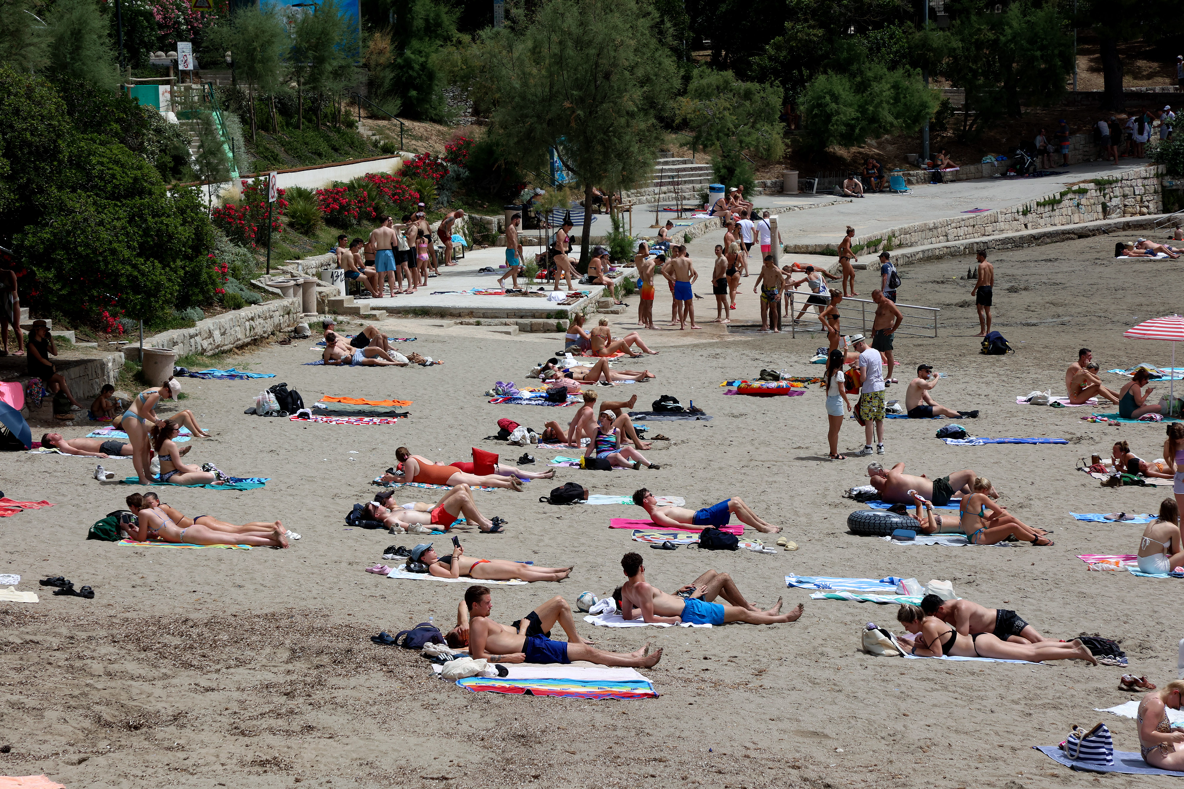 Toplinski val pogodio Split, prolaznici se hlade na razne načine