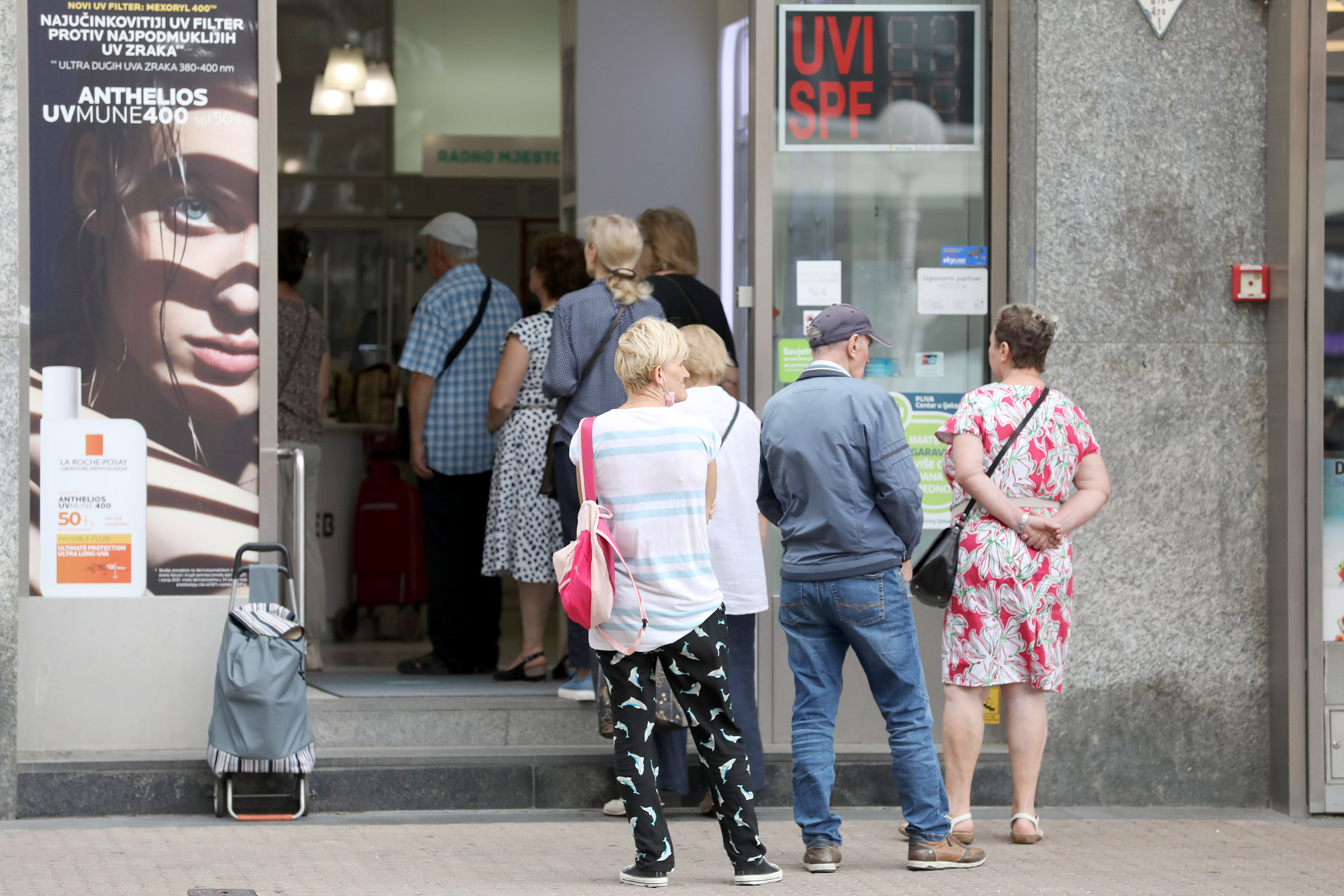 Zagreb: Građani u redu ispred ljekarne na Trgu bana Jelačića