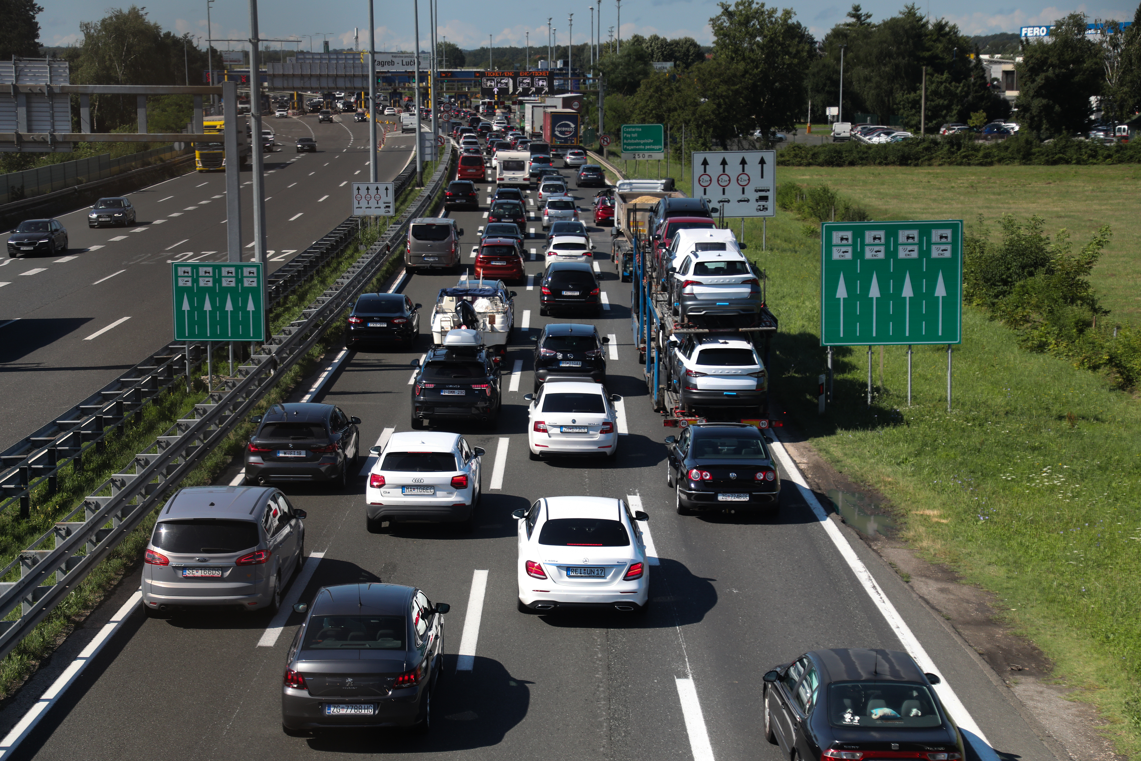 Zagreb: Gužve prema moru na naplatnim kućicama Lučko