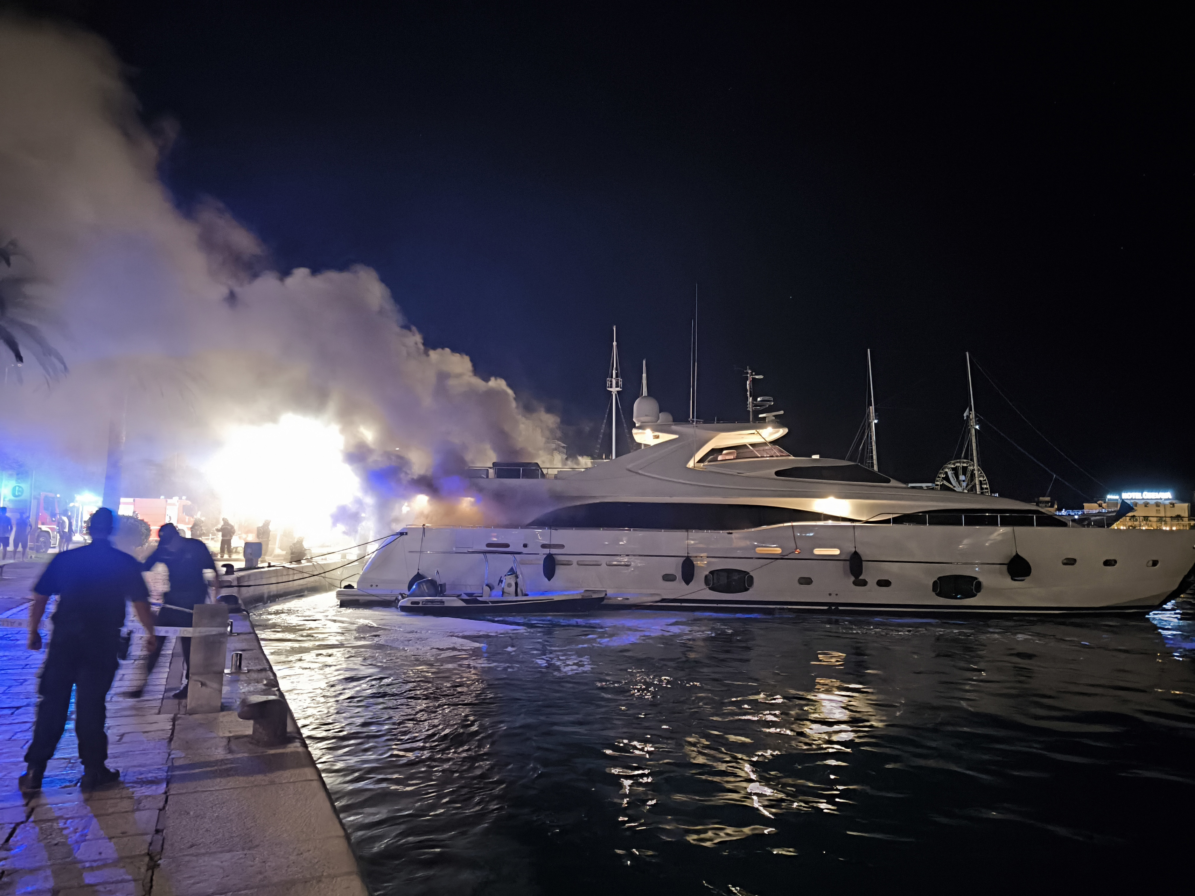 Makarska: U gradskoj luci izgorila jahta duga 24 metra