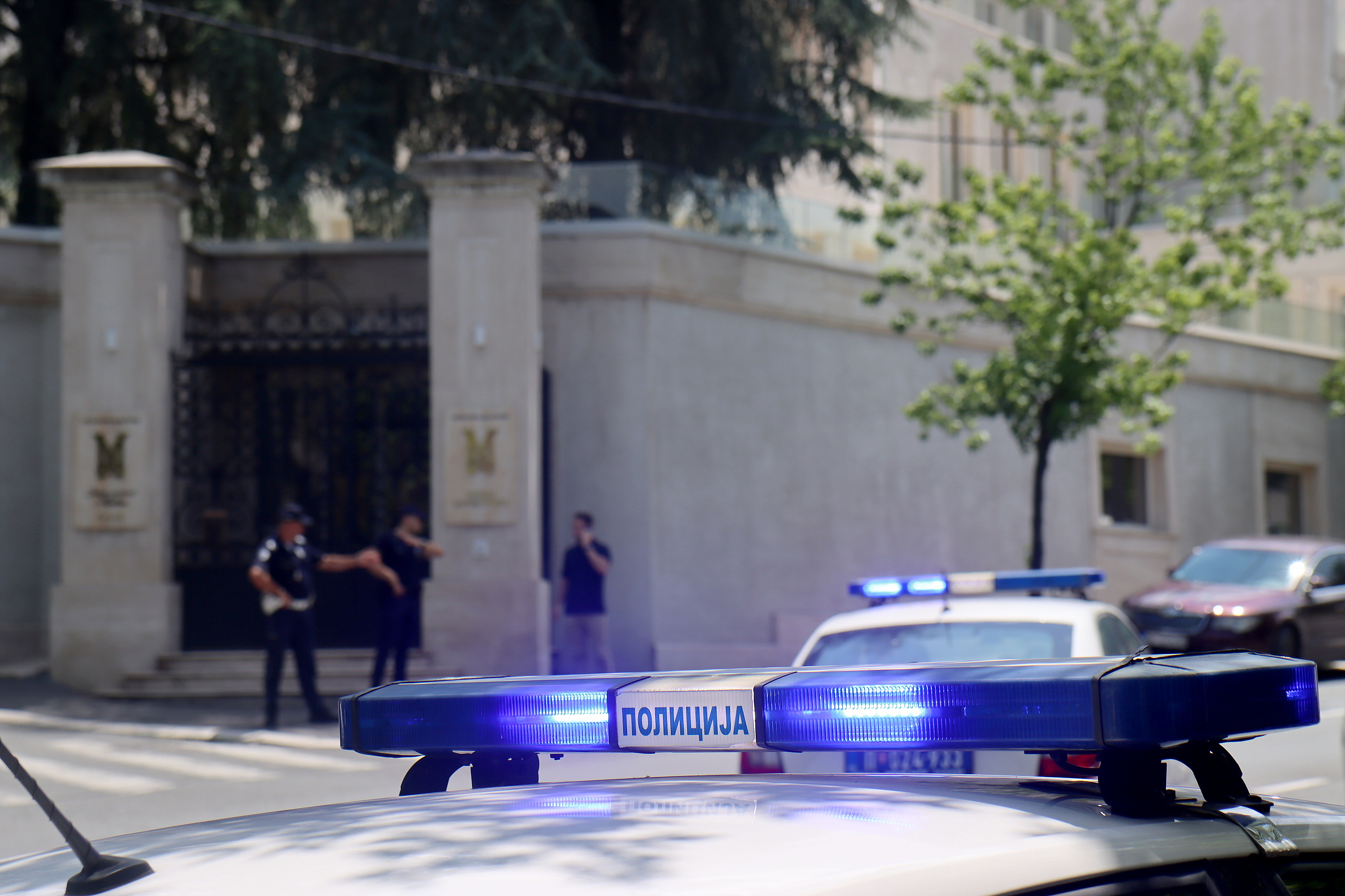Beograd: Ispred veleposlanstva Izraela policajac pogođen samostrelom u vrat pucao u napadača i ubio ga