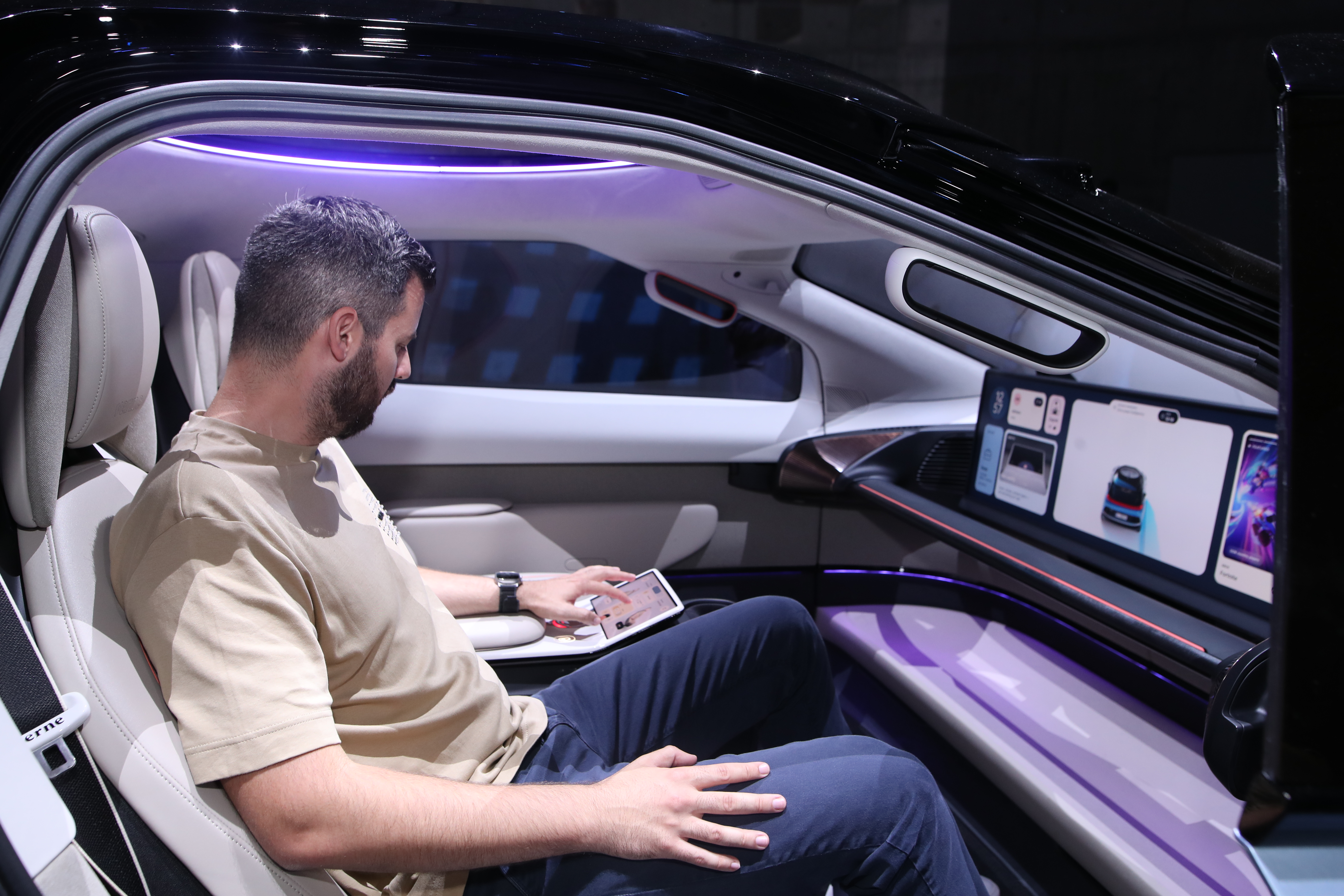 Zagreb: Mate Rimac pozirao zadovoljan u svom robotaksiju "Verne"