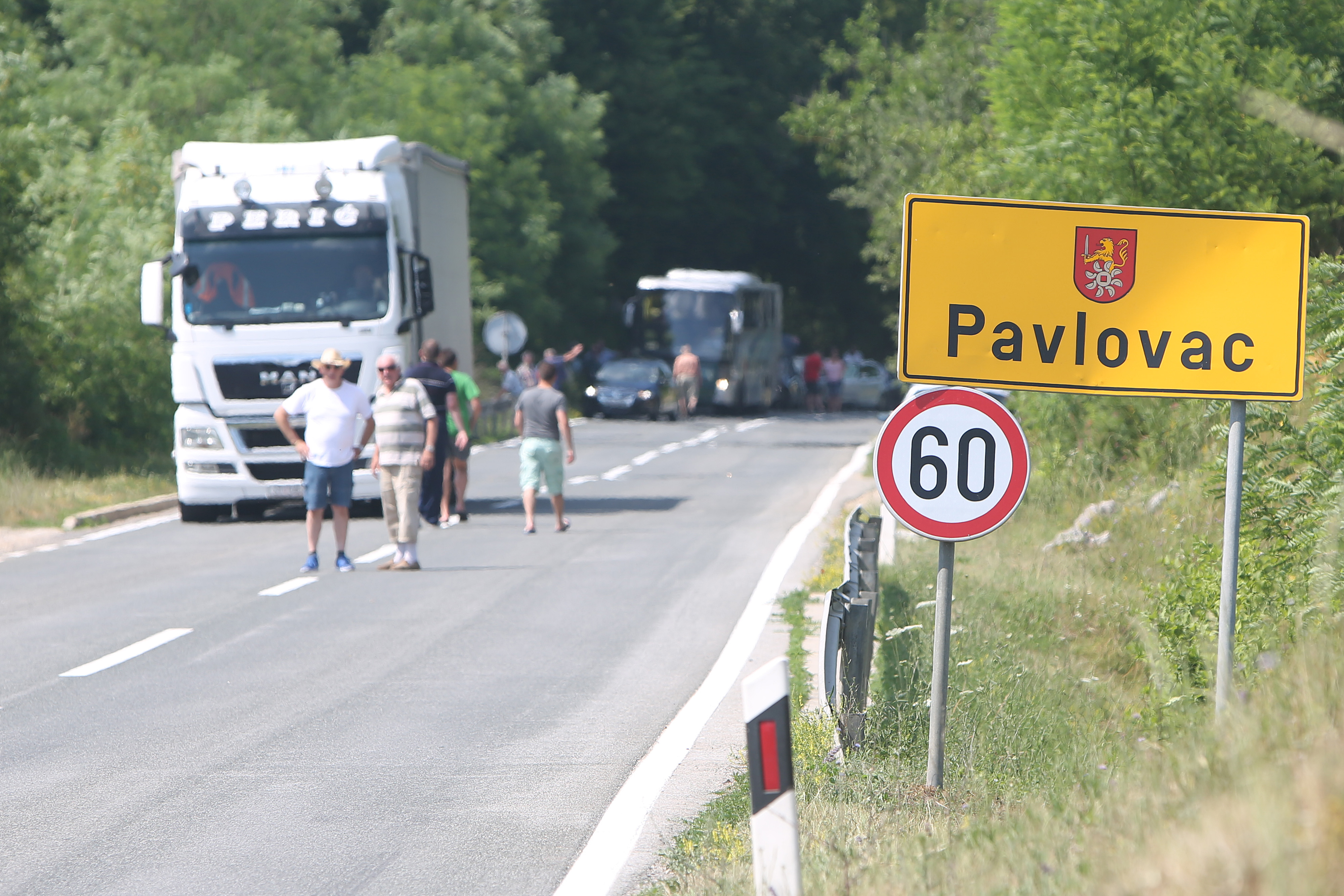 Slunj: U frontalnom sudaru na D1 jedna osoba preminula, est ozlije?enih