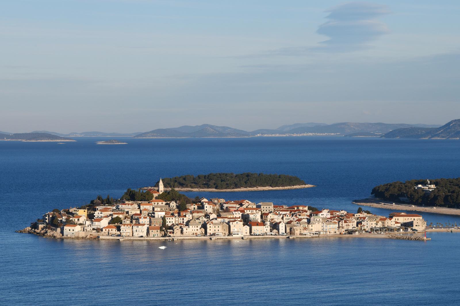 Pogled na suncem obasjan Primoten