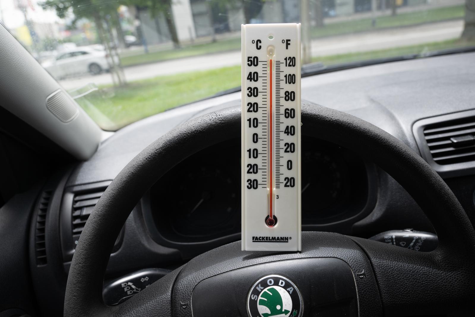 Zagreb: Temperatura unutar automobila parkiranog na suncu
