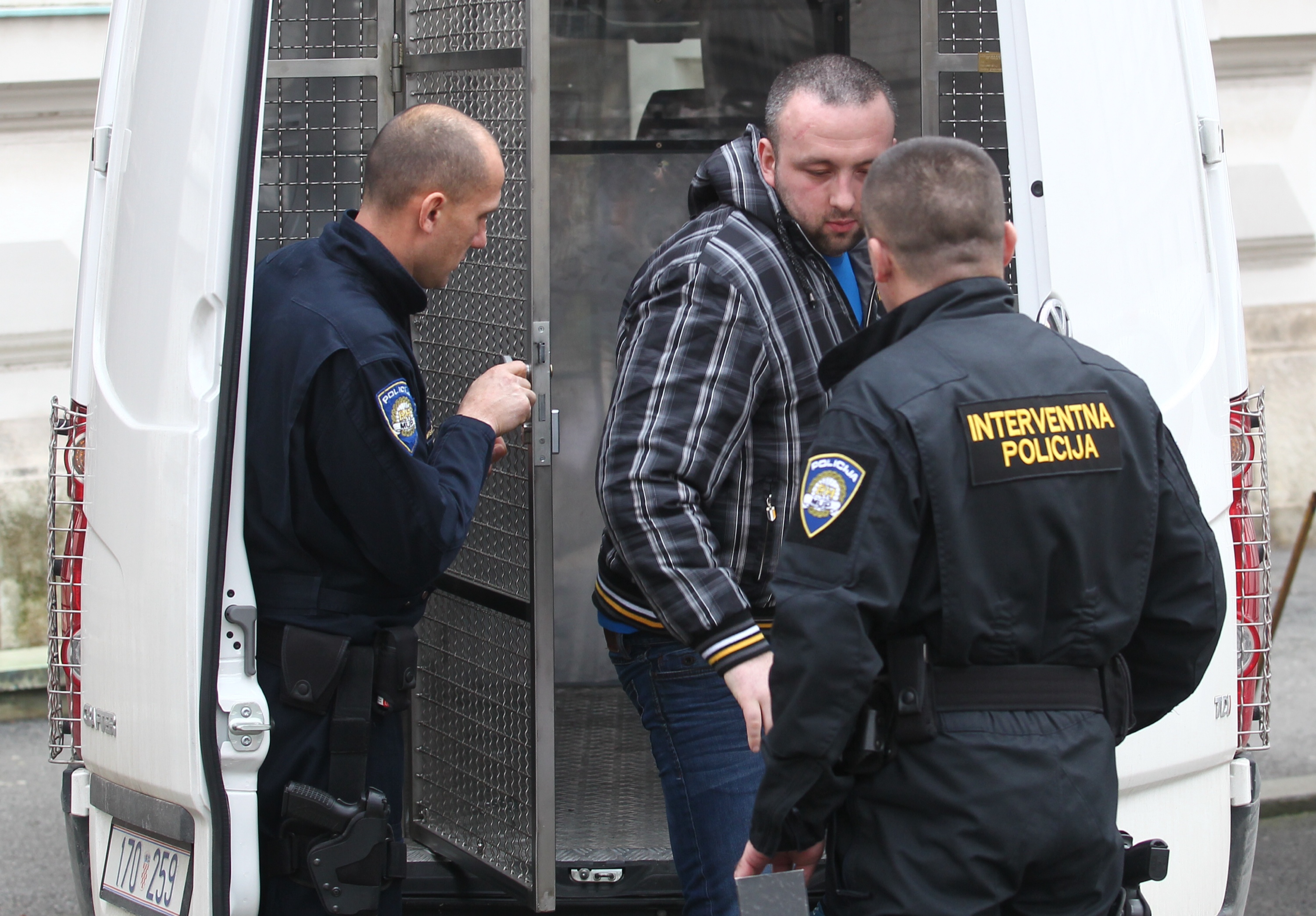 Zagreb: Mario Korade u pratnji interventnih policajaca dolazi na upanijski sud