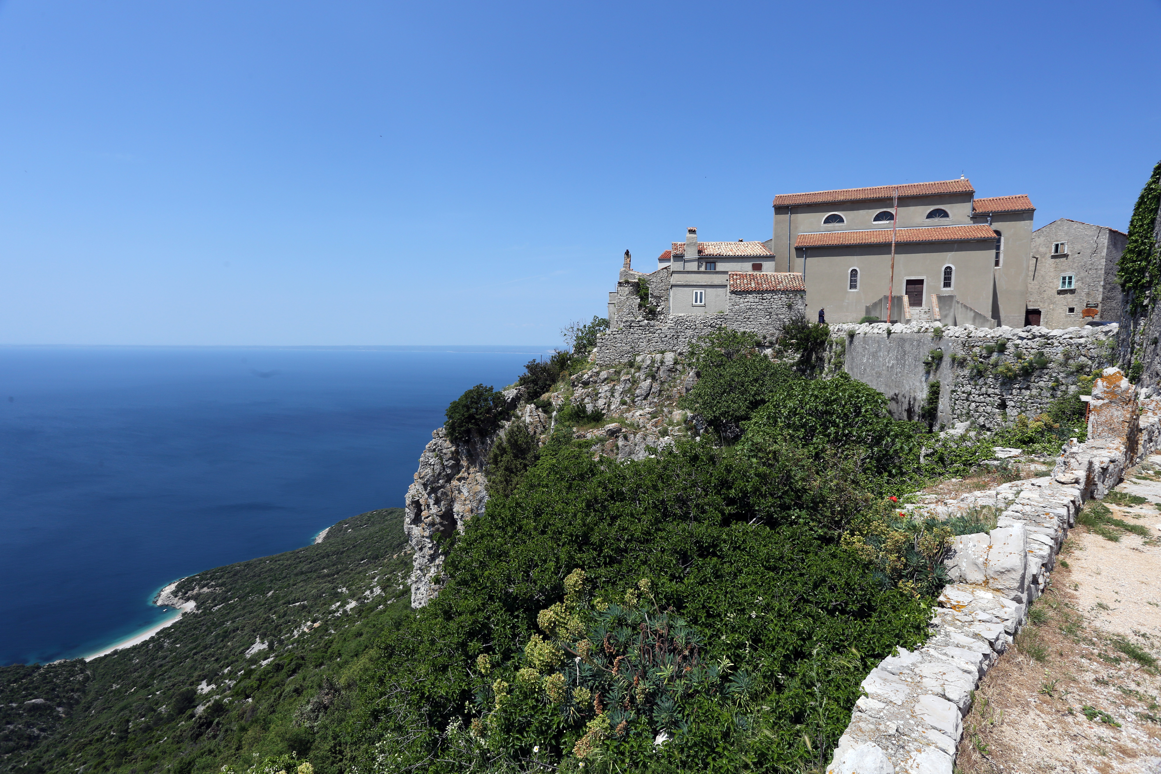 Selo Lubenice nalazi se na visokoj klisuri nad morem, na zapadnoj obali Cresa