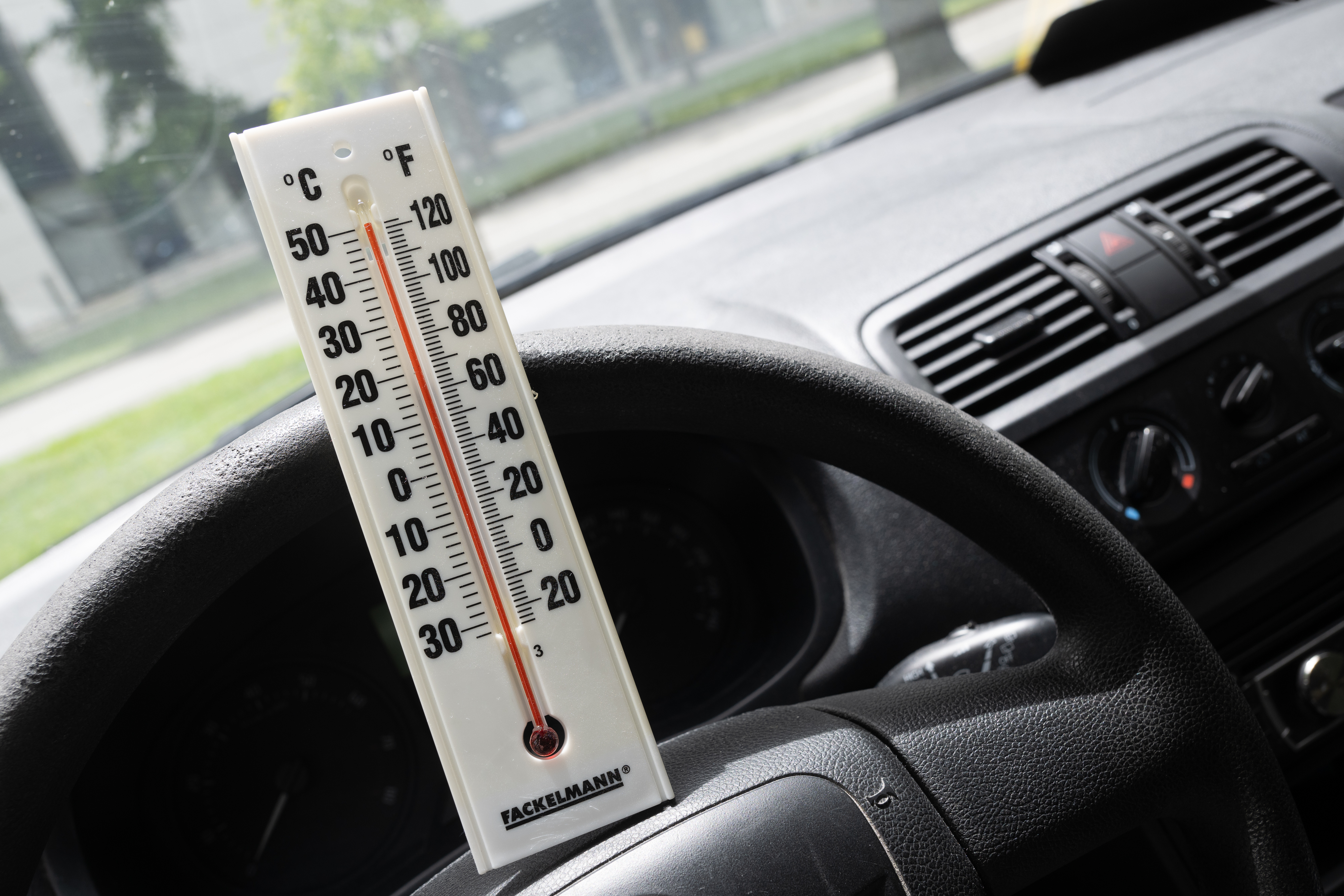 Zagreb: Temperatura unutar automobila parkiranog na suncu