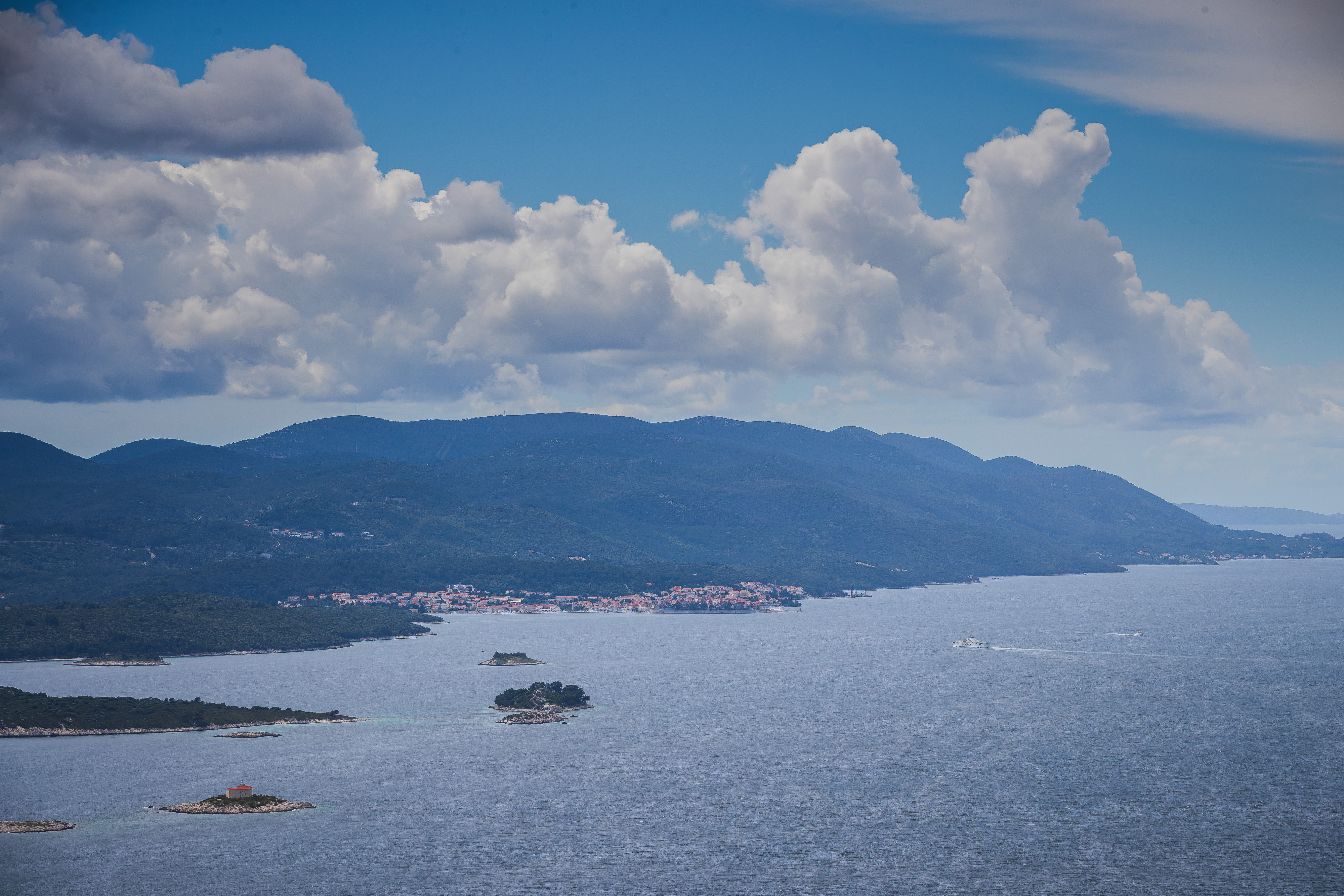 Pogled na Orebić, Korčulu i Lastovo s Pelješca