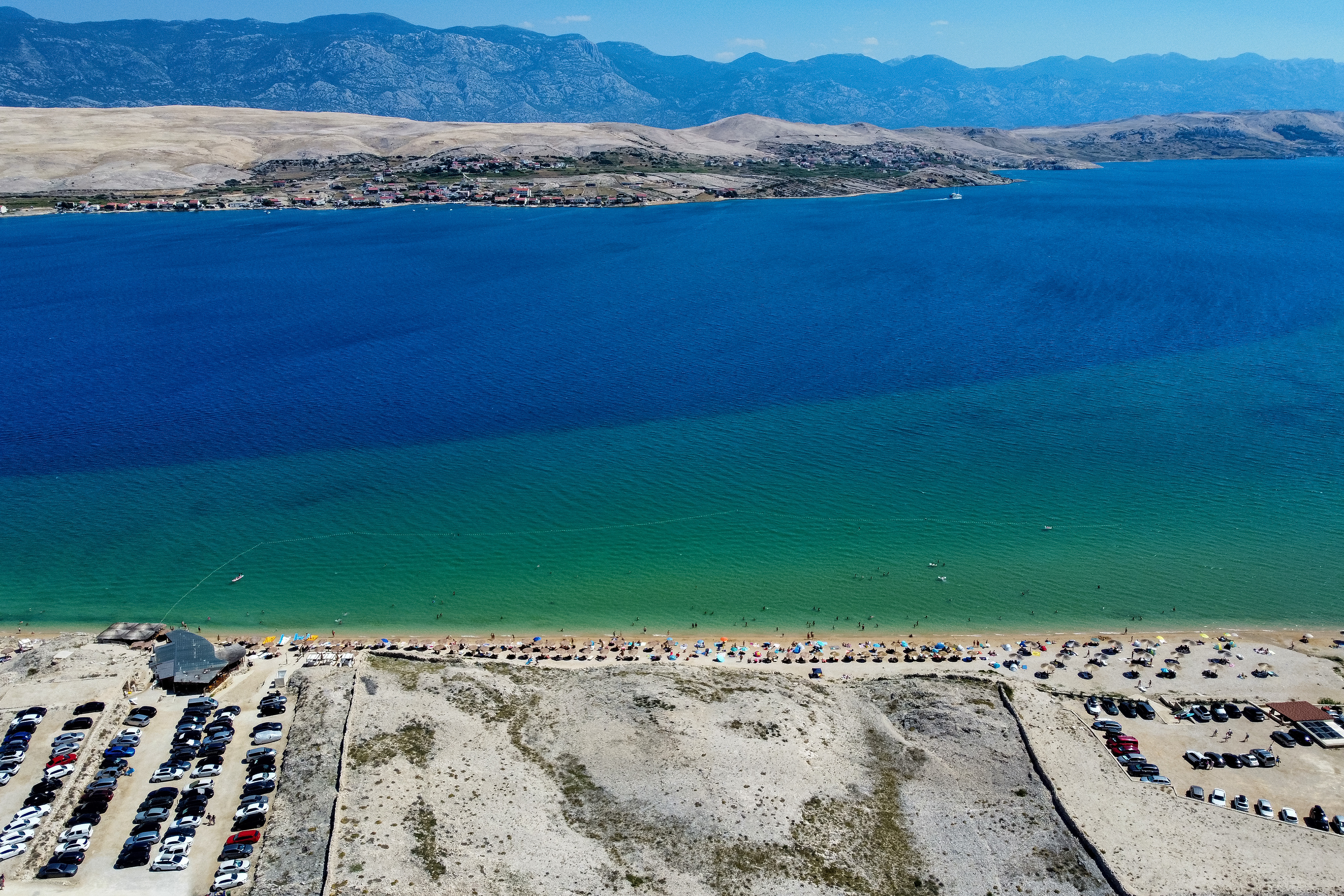 Ime najbolje opisuje ovu plažu na otoku Pagu - zovu je Čista i prava je oaza daleko od civilizacije