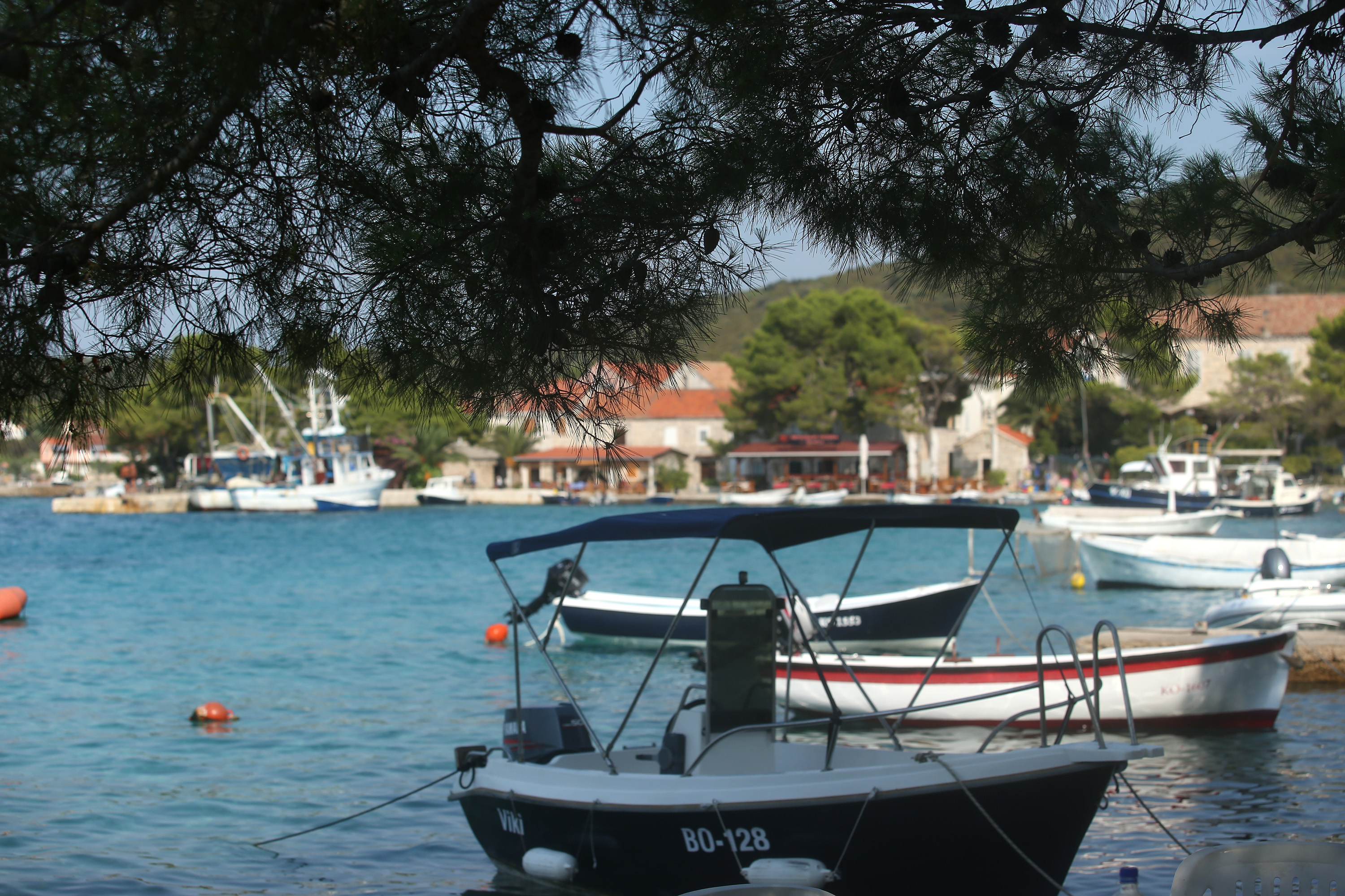 Mjesto Lovite smjeteno je u jednom od najljepih zaljeva na poluotoku Peljecu