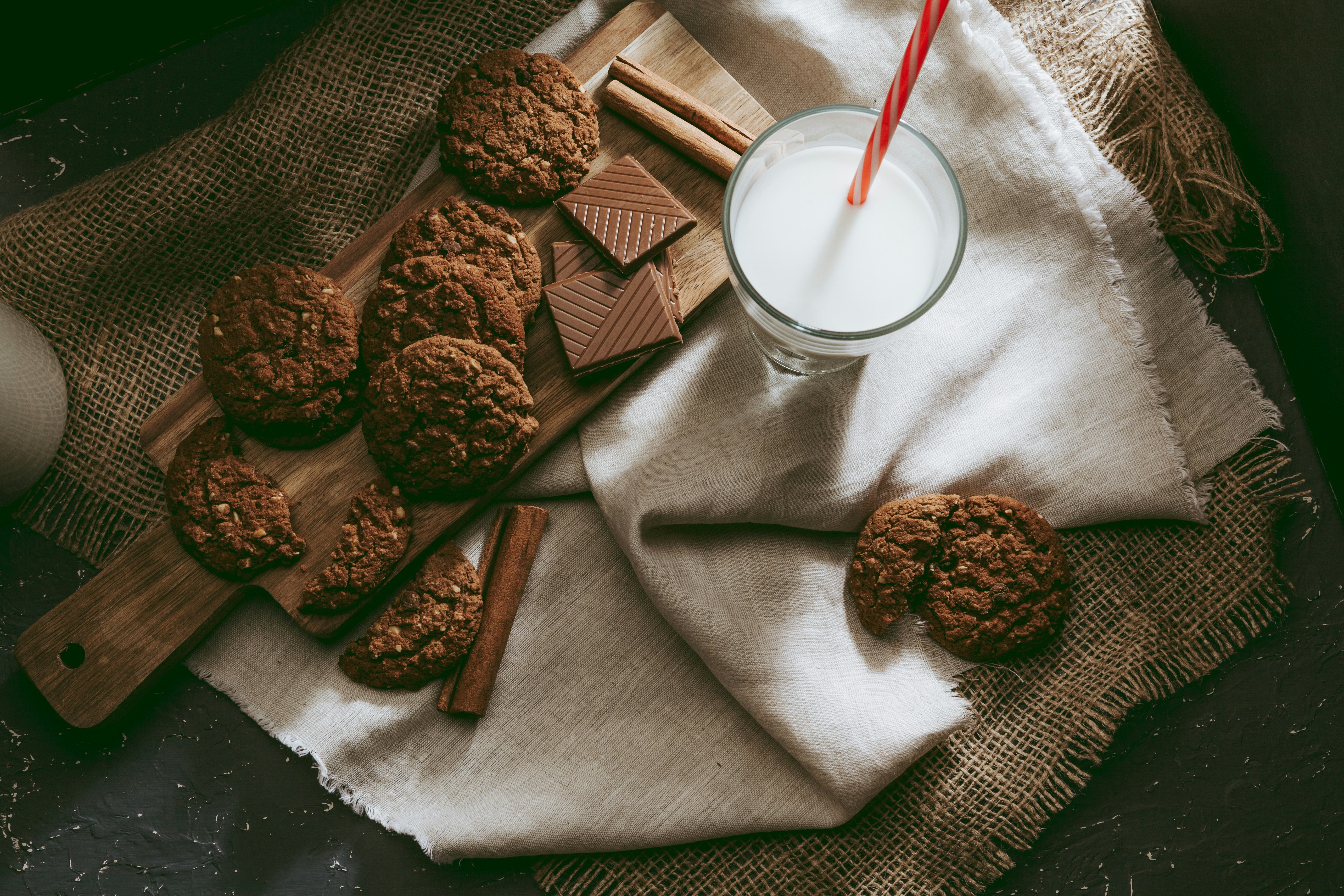 mlijeko, keksi, kolačići, čaša mlijeka, kalcij, čokolada, cimet