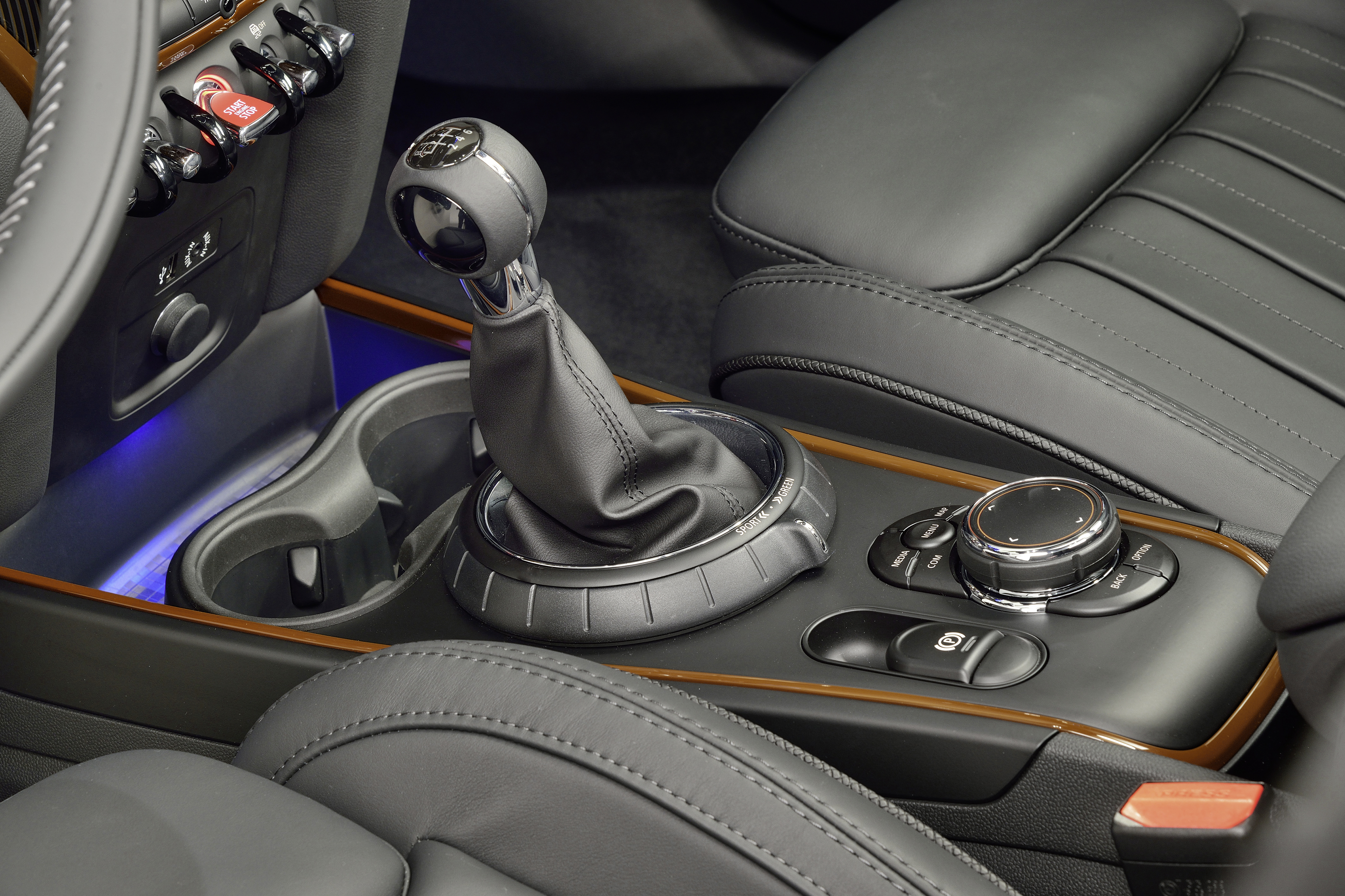 P90240749_highRes_the-new-mini-country