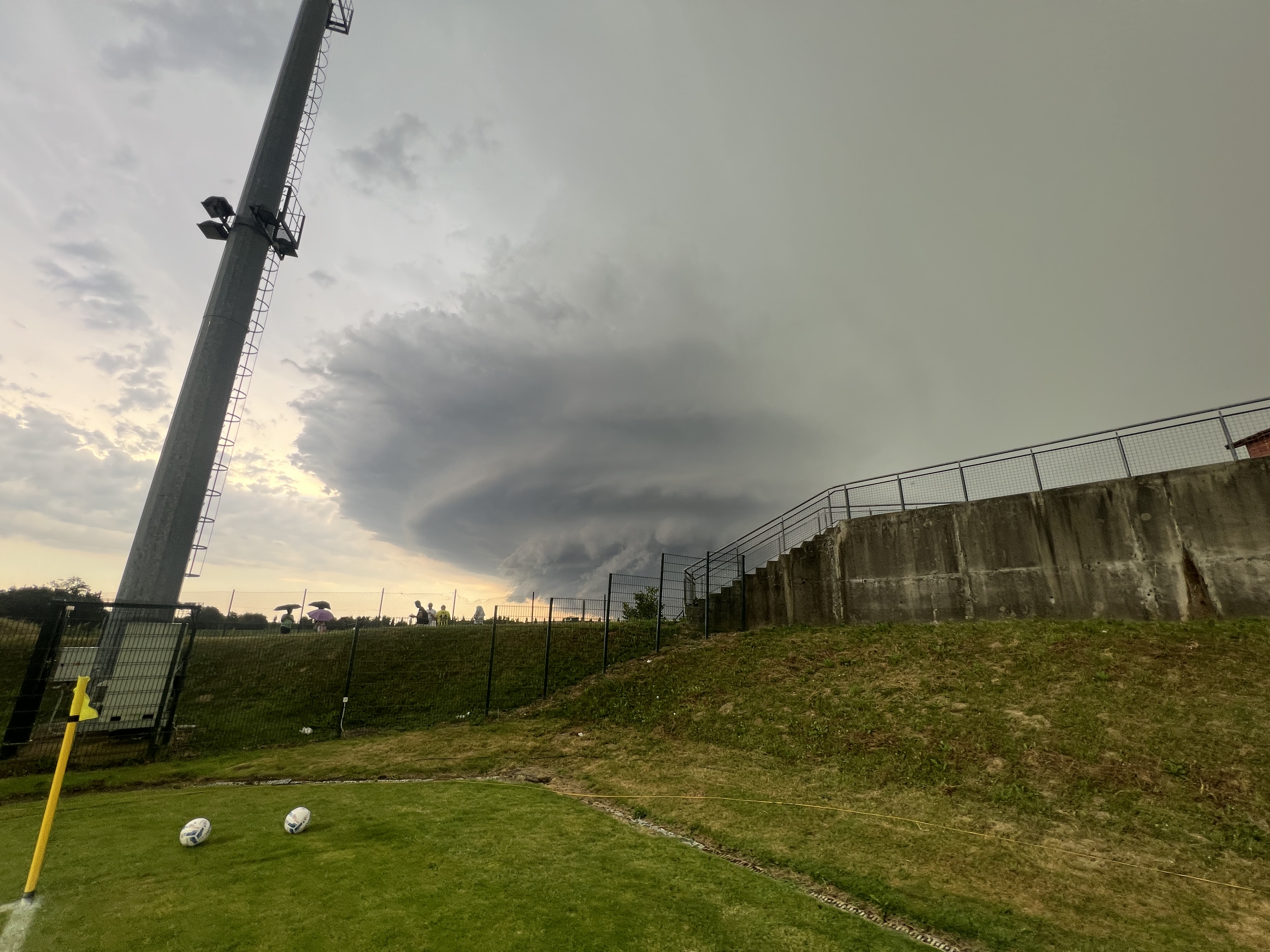 Jako nevrijeme praćeno tučom pogodilo Lendavu u Sloveniji