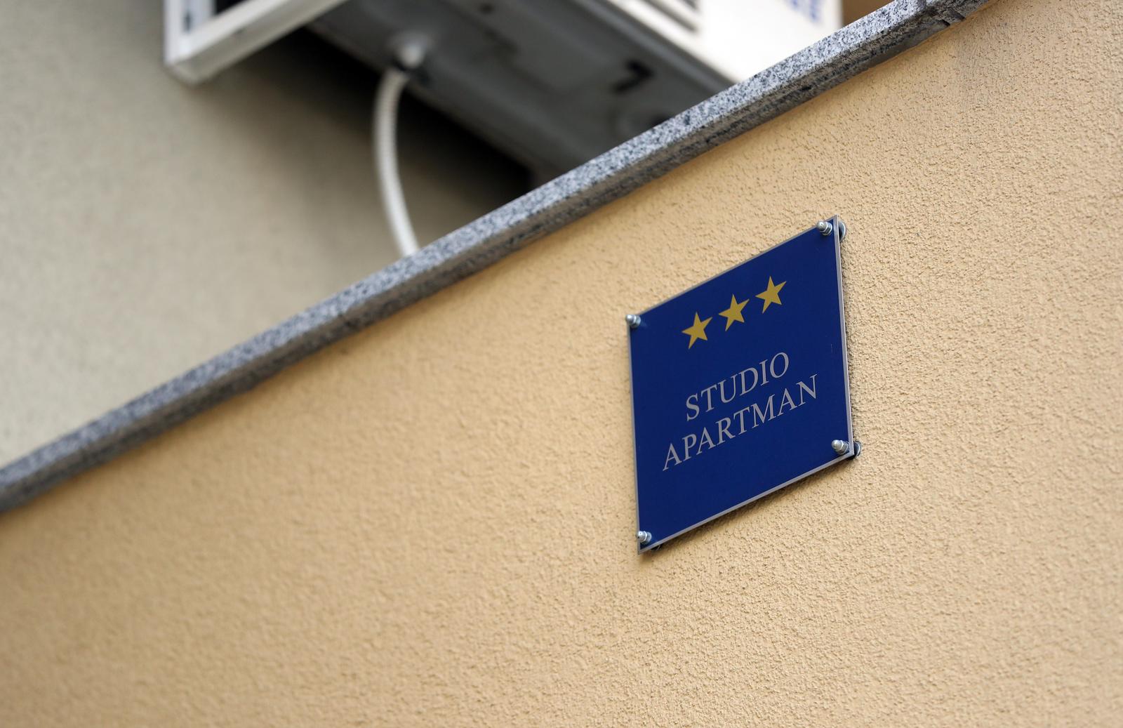 Turisti?ke table s natpisom apartmana