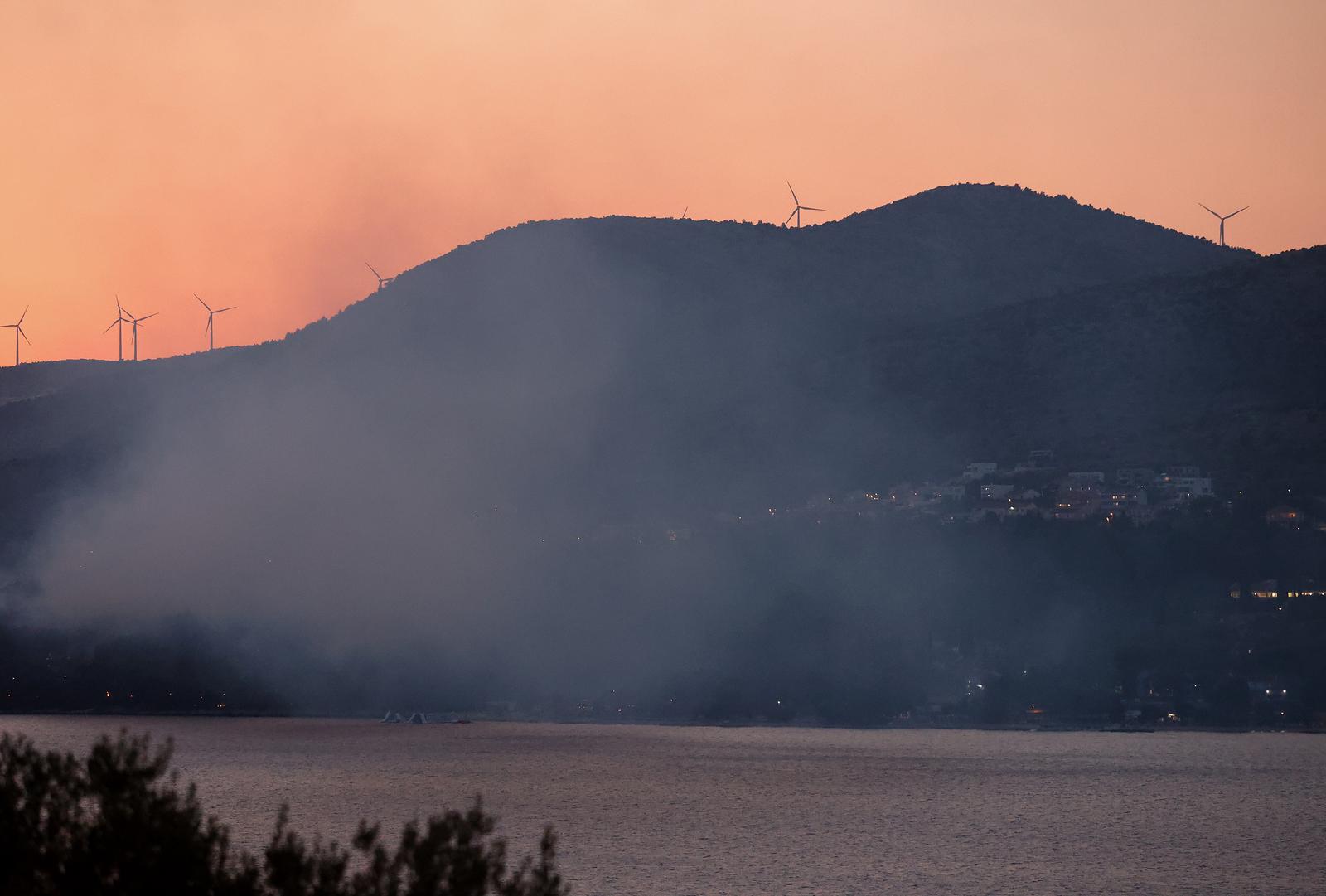 U blizini Trogira izbio požar, u gašenju pomažu i tri protupožarna aviona