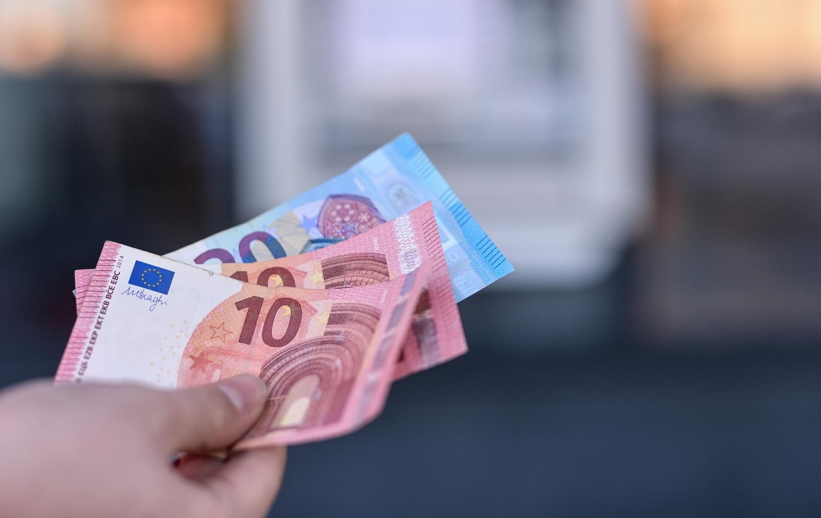 29.12.2022., Zagreb - Podizanje Eura na bankomatima u apoenima od 10 i 20.