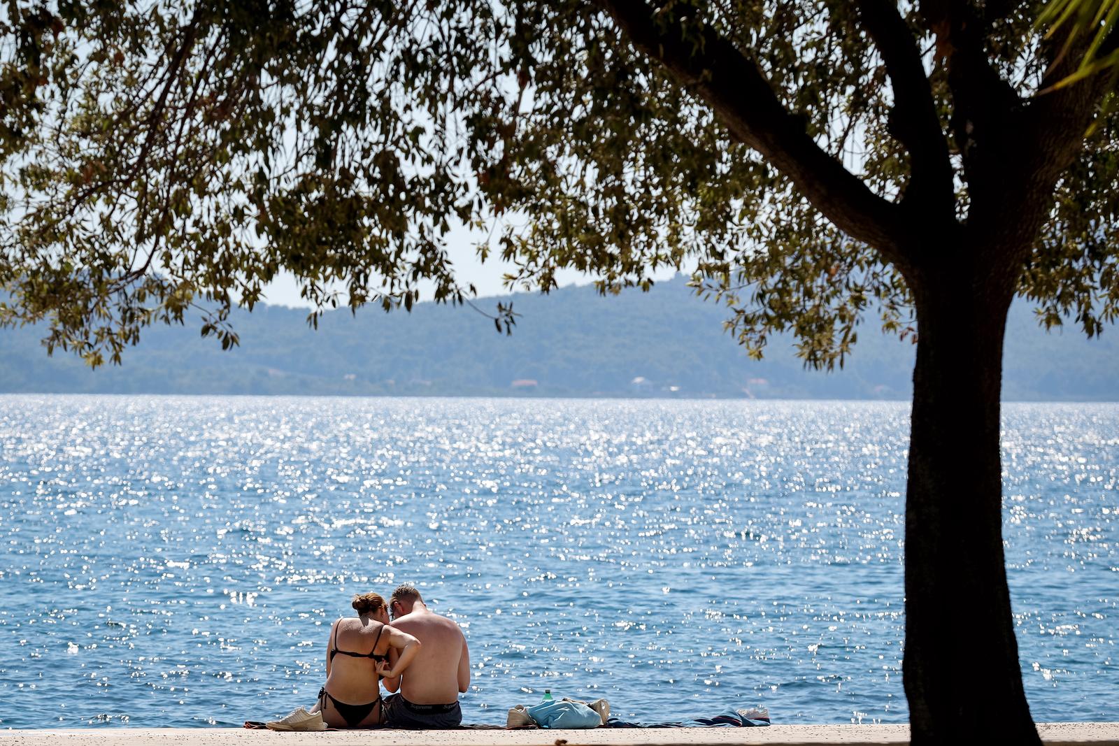 Zadar: Građani i turisti u šetnji unatoč vrućinama