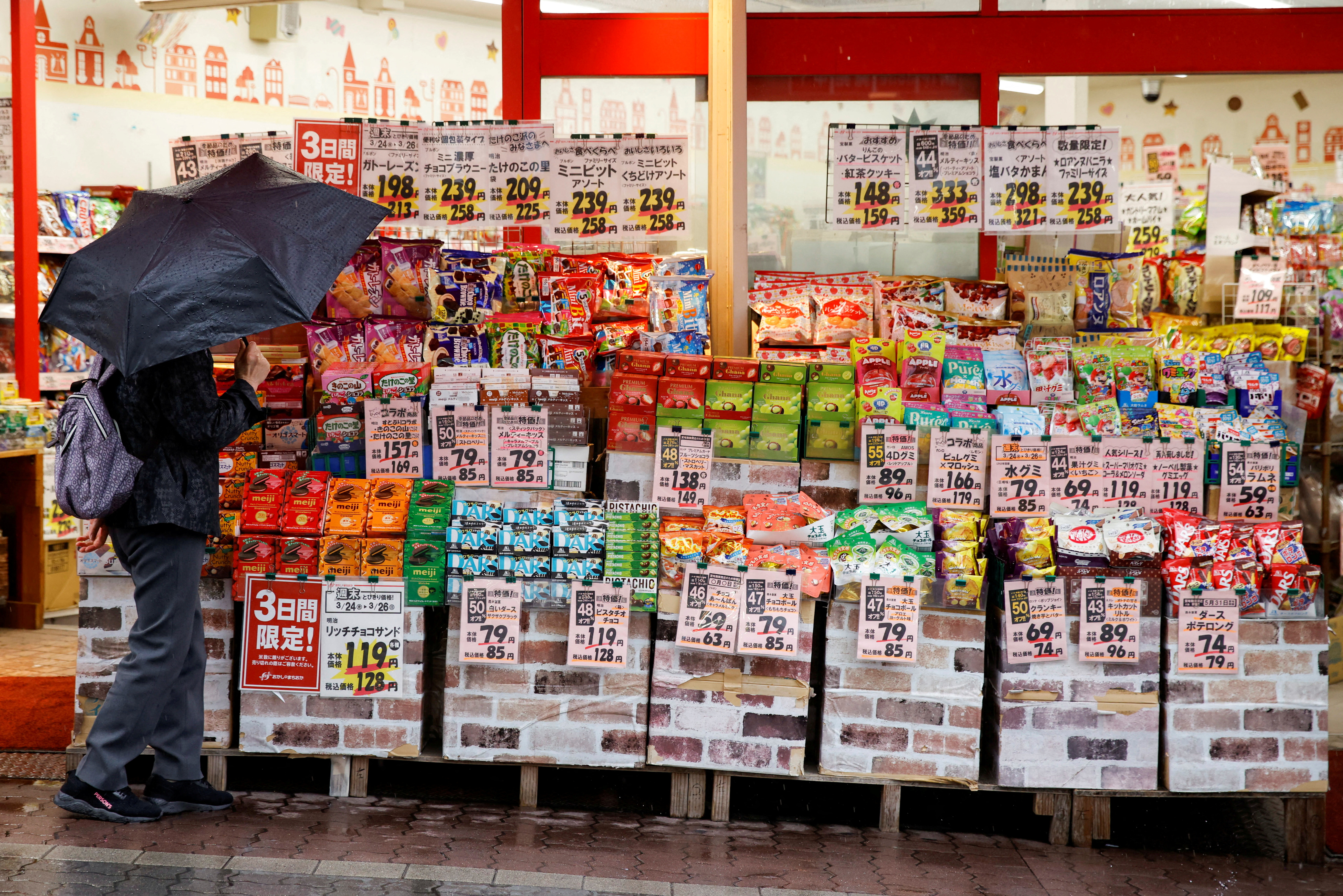 FILE PHOTO: Japan May household spending unexpectedly falls, clouds economic outlook