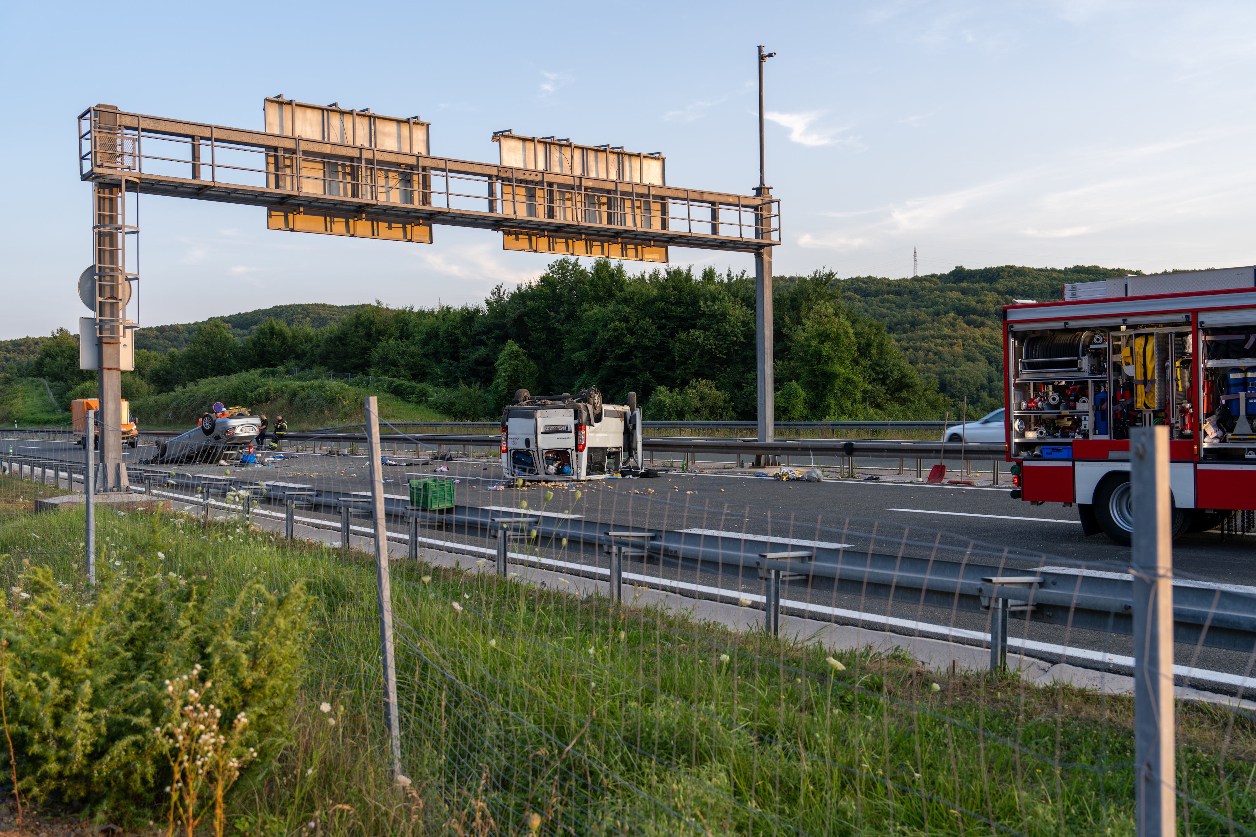 U prometnoj nesreći na A1 kod Otočca kombi i osobno vozilo završili na krovu