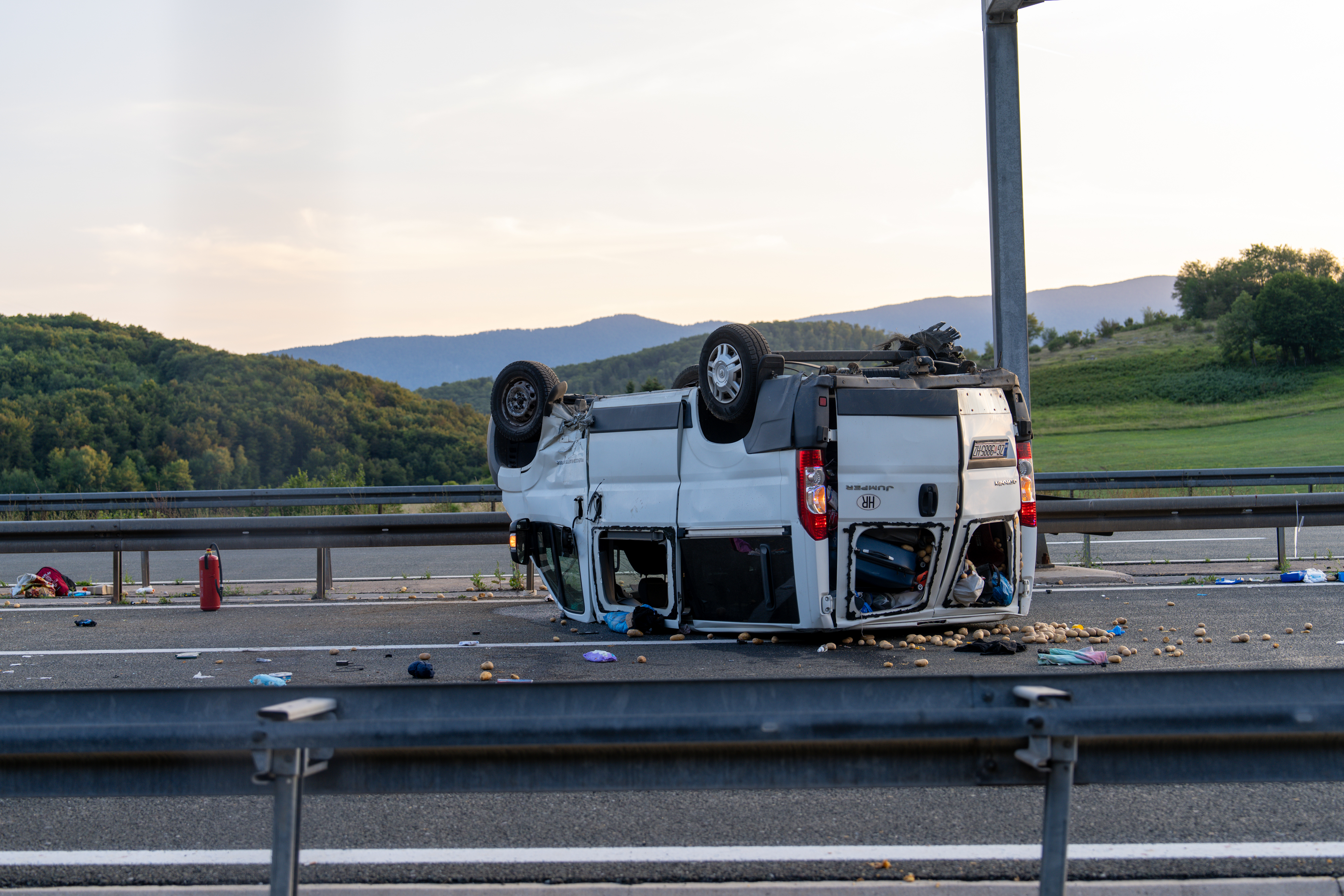 U prometnoj nesreći na A1 kod Otočca kombi i osobno vozilo završili na krovu