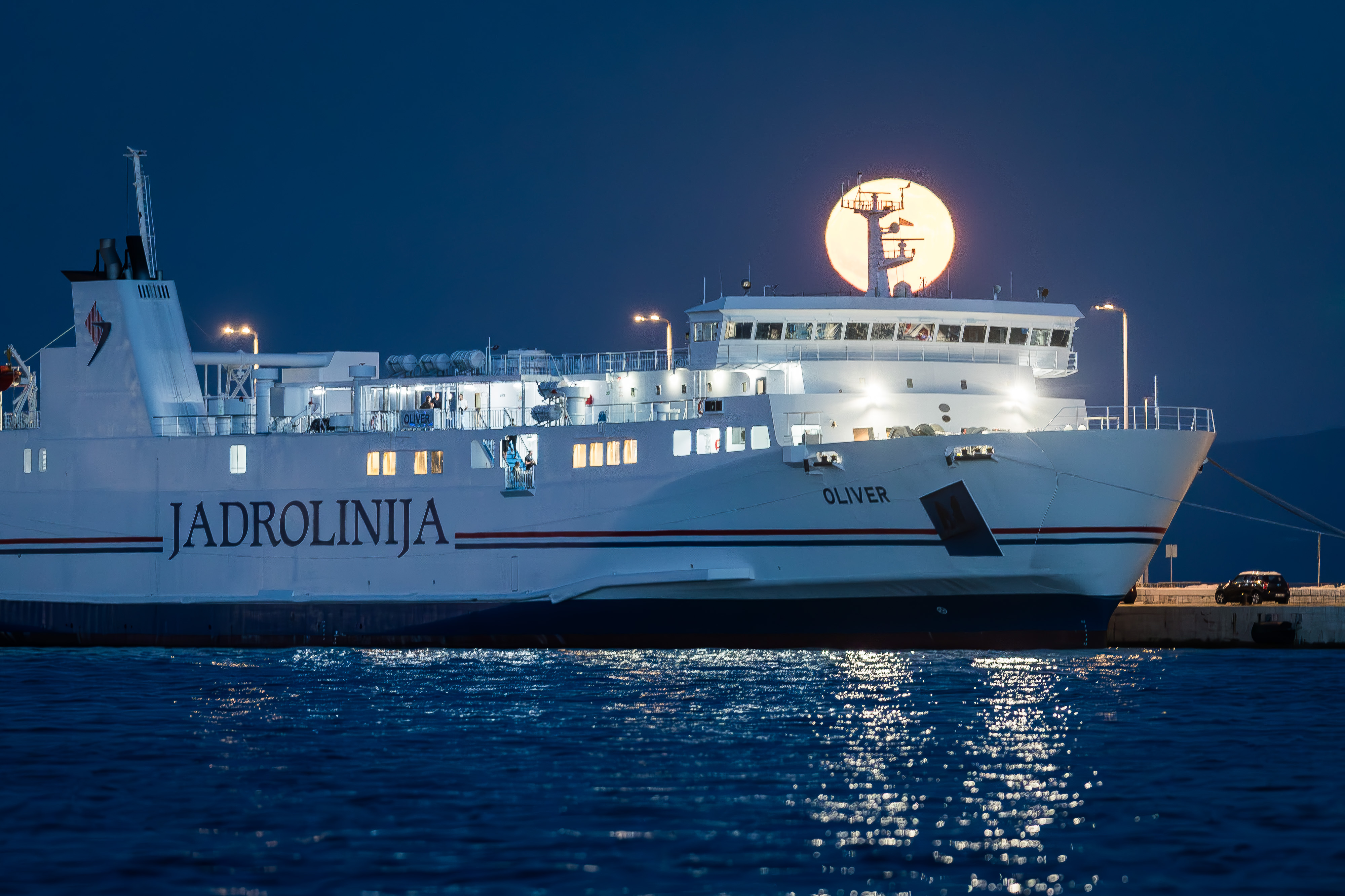 Split: Izlazak punog mjeseca iznad novog Jadrolinijinog broda Oliver