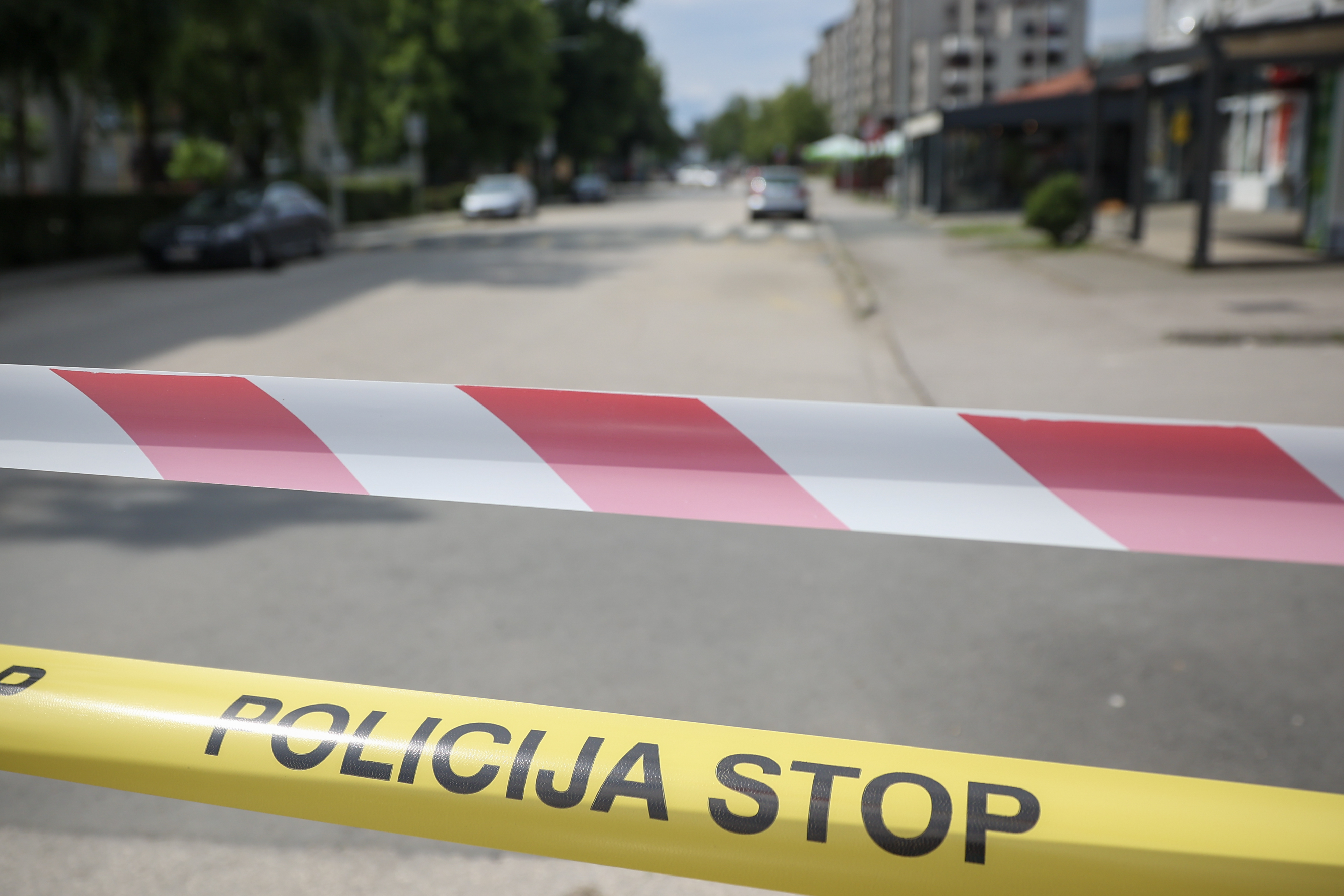 Lukavac: Pripadnici  policije ispred škole gdje je učenik pucao na nastavnika