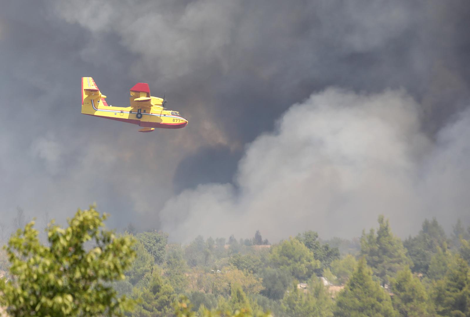 Veliki požar u zaleđu Skradina, gase ga četiri kanadera