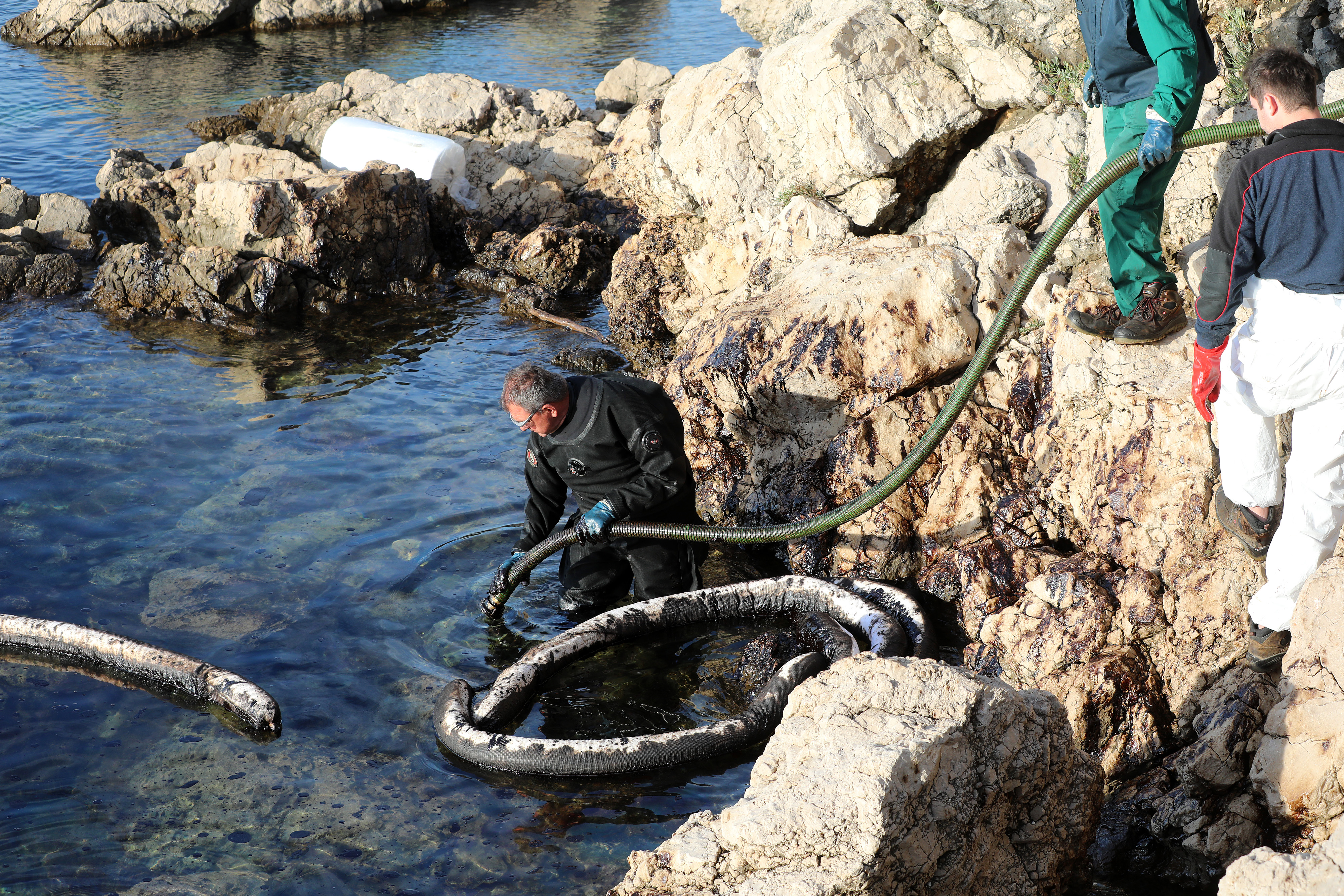 Uklanja se površinsko onečišćenje mora kod Urinja