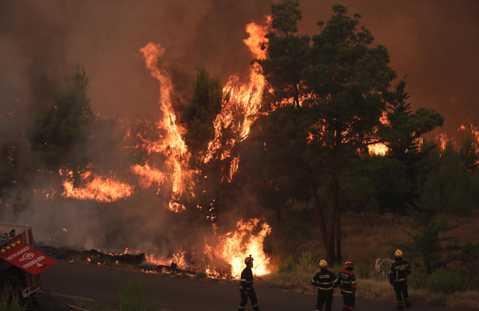 Tučepi: Požarište je obišao i županijski zapovjednik Ivan Kovačević