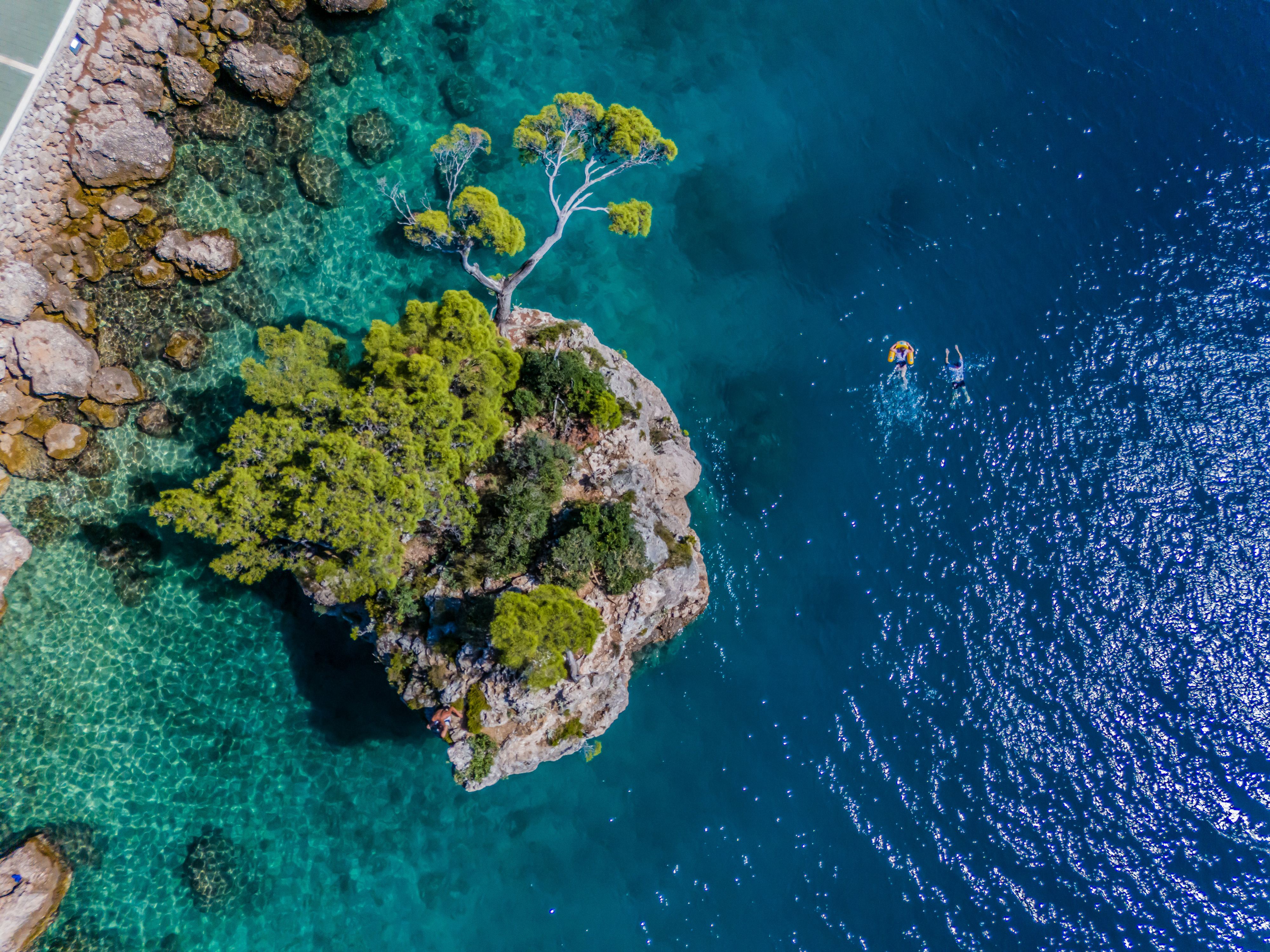 Pogled iz zraka na kamen Brela