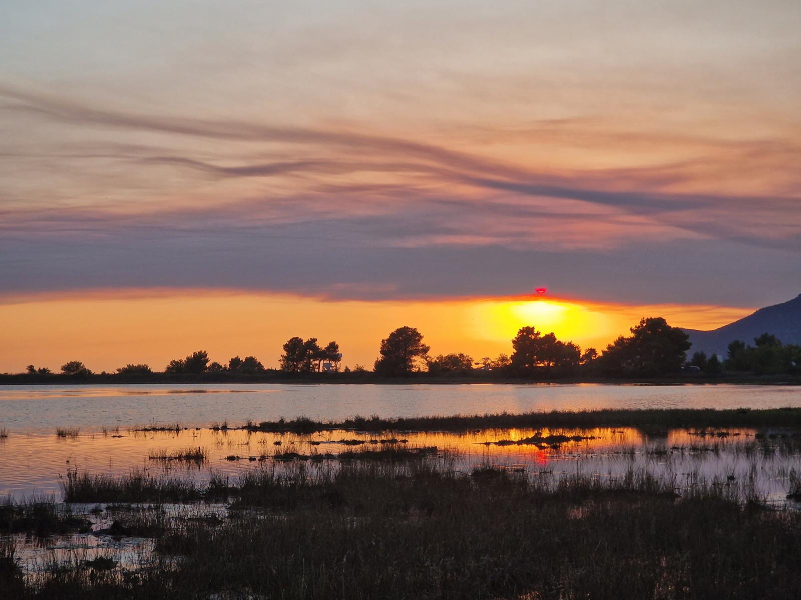Dim od požara na Biokovu vidljiv s ušća Neretve