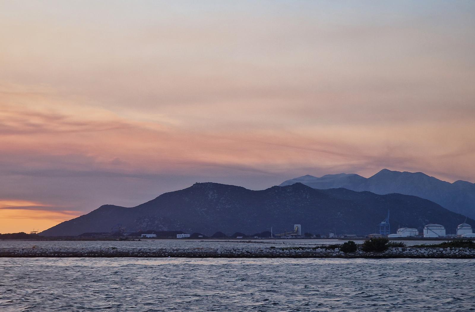 Dim od požara na Biokovu vidljiv s ušća Neretve