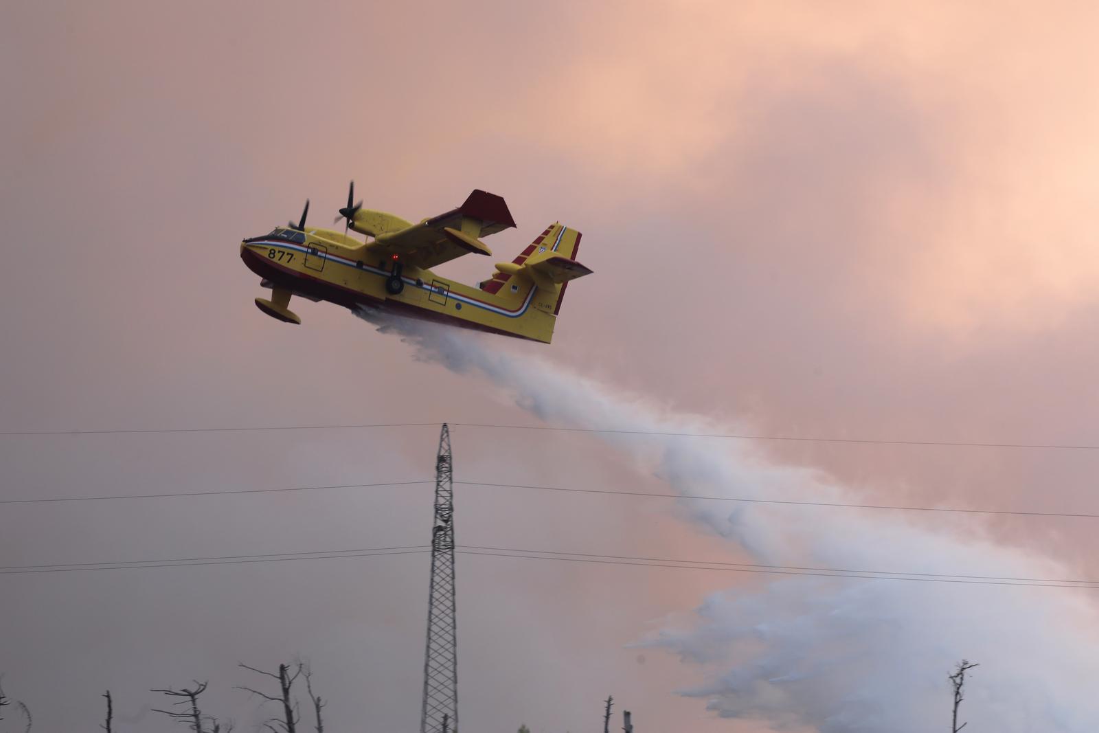 Tučepi: Kanader stigao u pomoć vatrogascima koji se bore s požarom