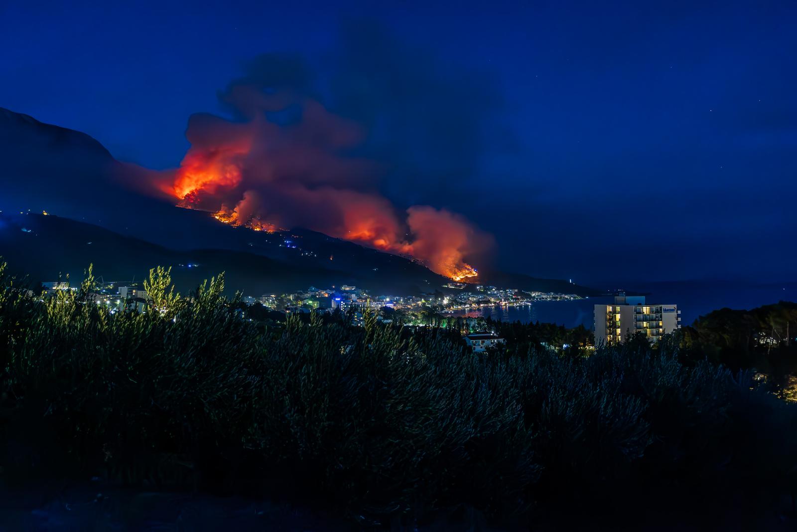 I dalje gori u Podgori