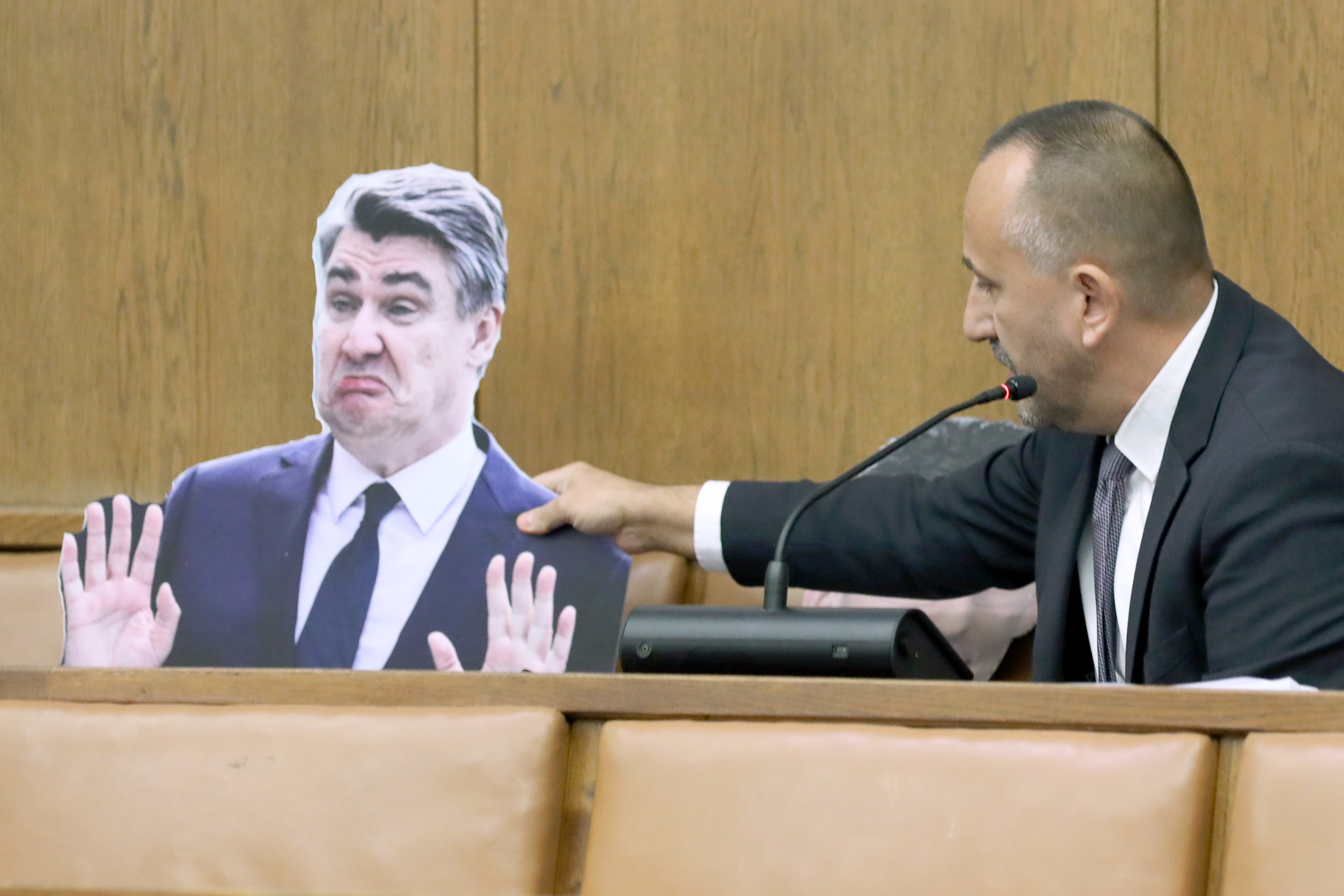 Zagreb: Hrvoje Zekanović na sjednicu Antikorupcijskog vijeća stigao sa kartonskim likovima Petrova, Panenića, Milanovića i Dobrovića